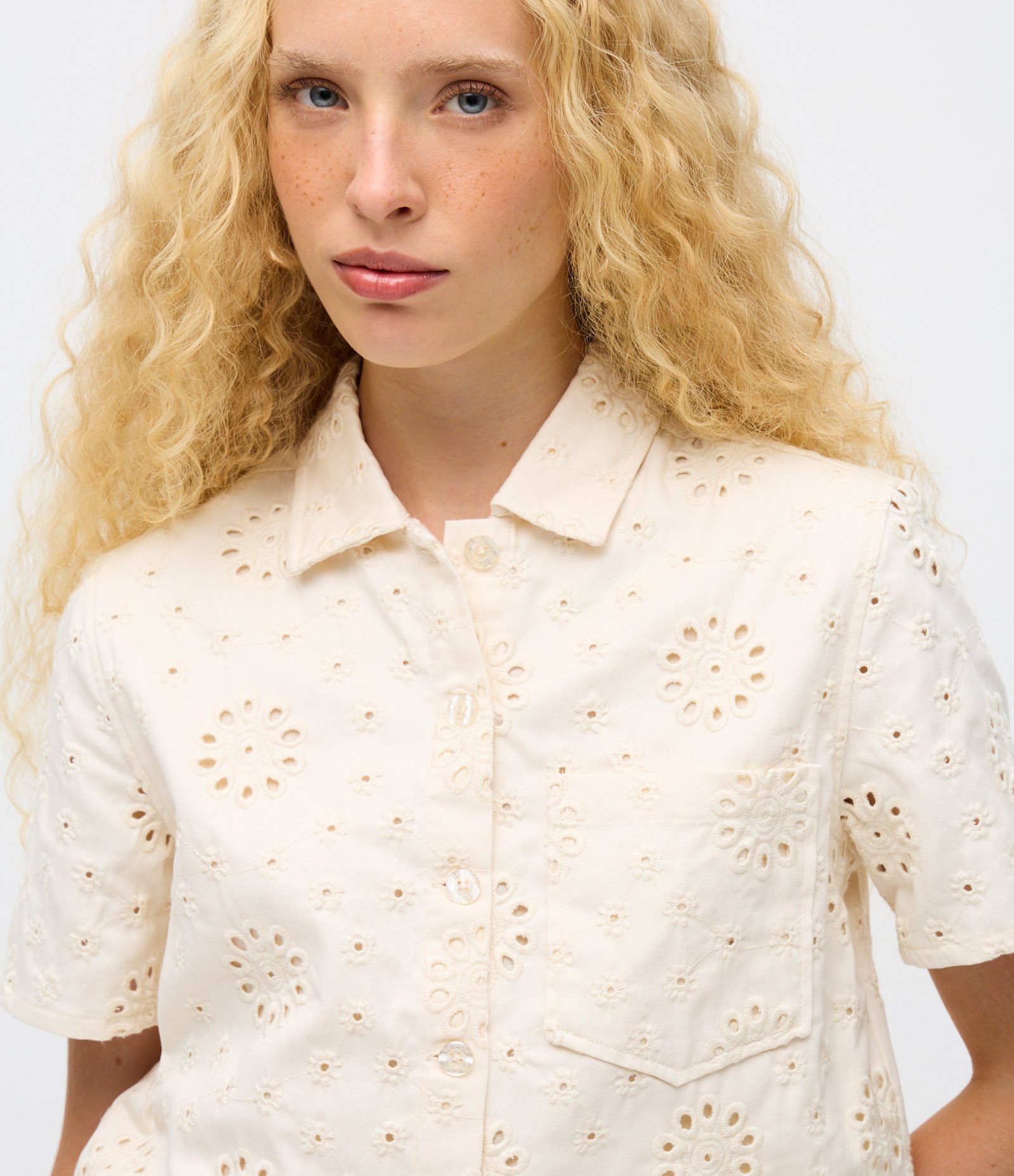 Camisa Curta em Sarja com Laise Floral e Bolsinho Off White 3