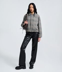 Calça Reta em PU com Fenda e Bolsos