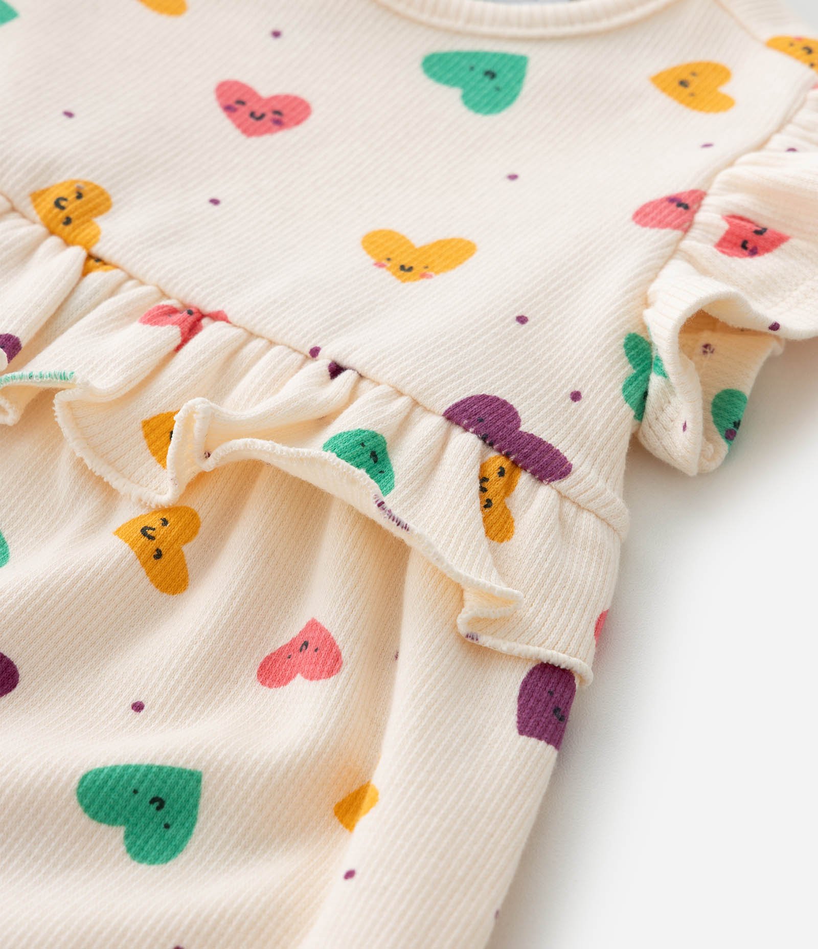 Macacão Infantil com Babadinhos e Estampa de Corações - Tam RN a 18 Meses Bege 4