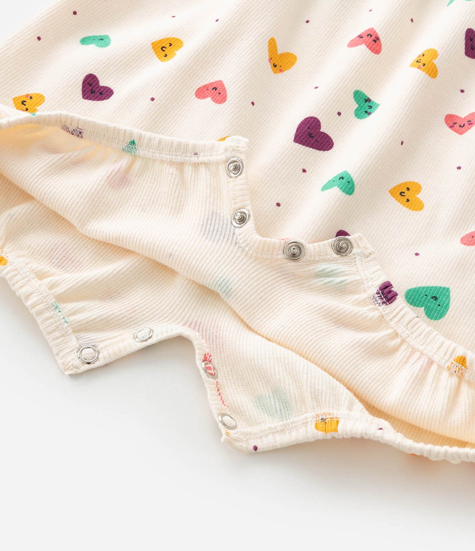Macacão Infantil com Babadinhos e Estampa de Corações - Tam RN a 18 Meses Bege 5