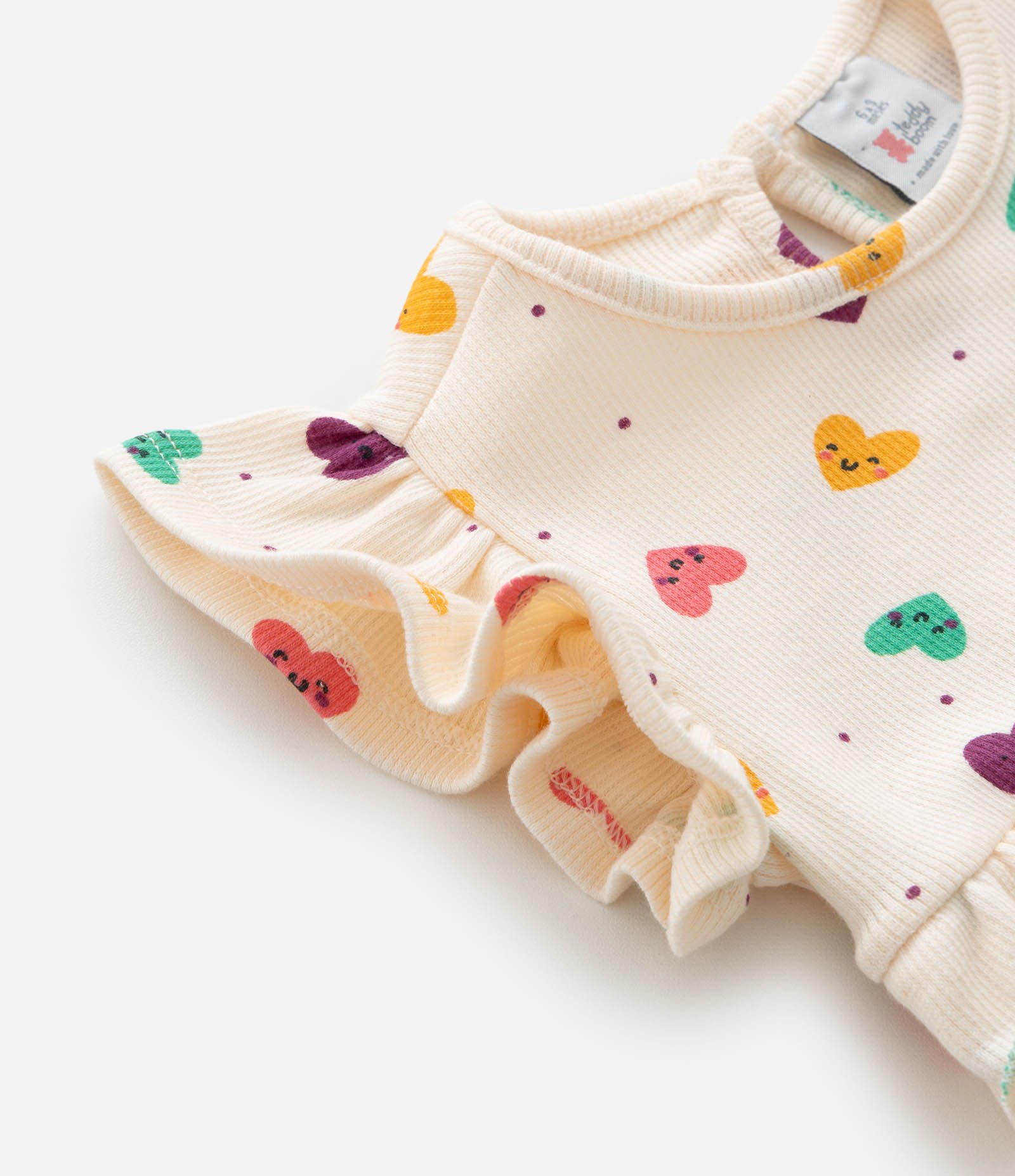 Macacão Infantil com Babadinhos e Estampa de Corações - Tam RN a 18 Meses Bege 6