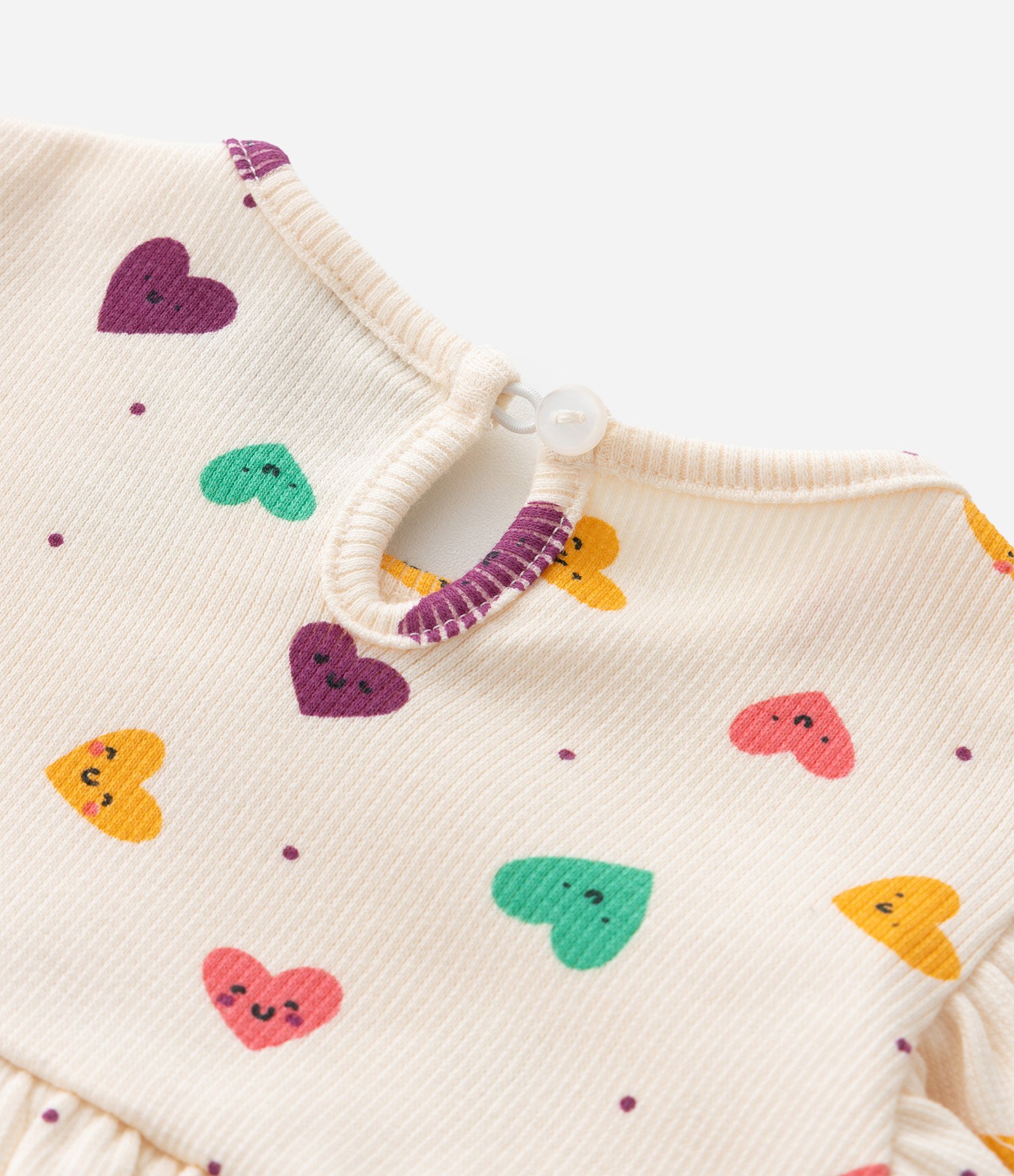 Macacão Infantil com Babadinhos e Estampa de Corações - Tam RN a 18 Meses Bege 7