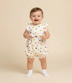 Macacão Infantil com Babadinhos e Estampa de Corações - Tam RN a 18 Meses