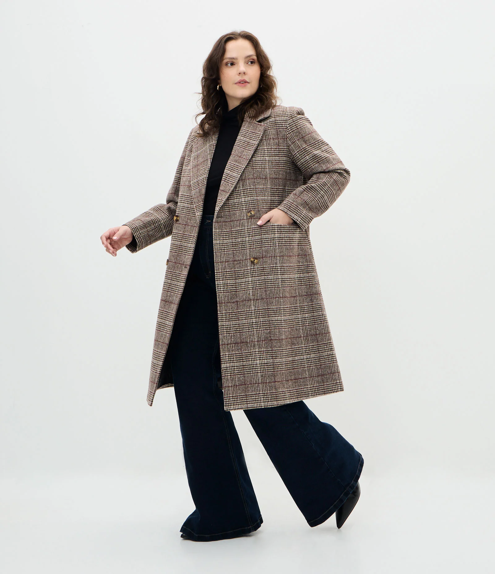 Casaco Sobretudo em Polivelour com Estampa Xadrez Curve & Plus Size Cinza/Marrom 2