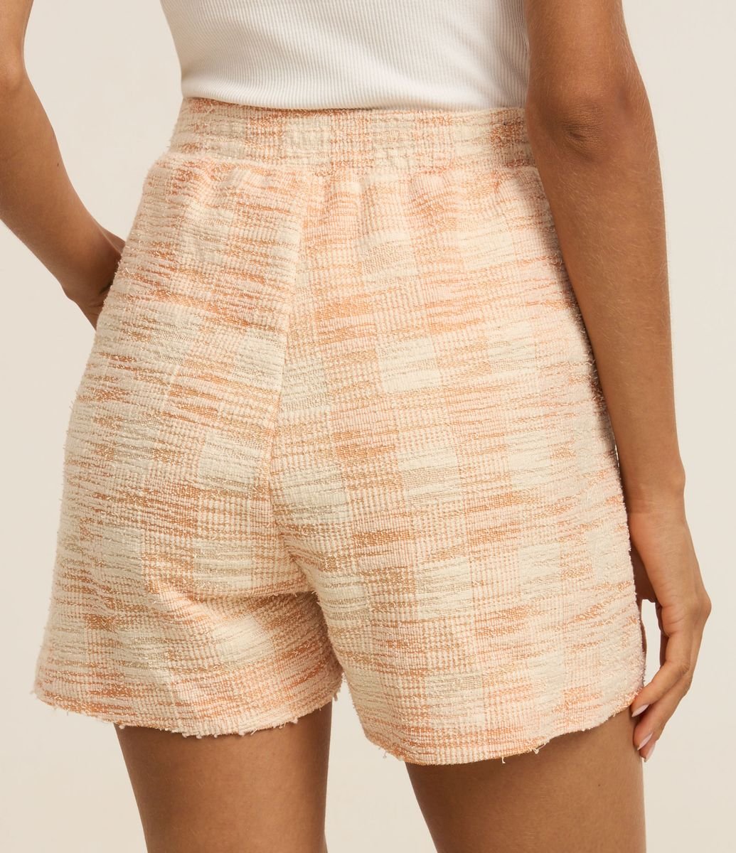 Short Cintura Alta em Tweed Xadrez com Barra a Fio Salmão