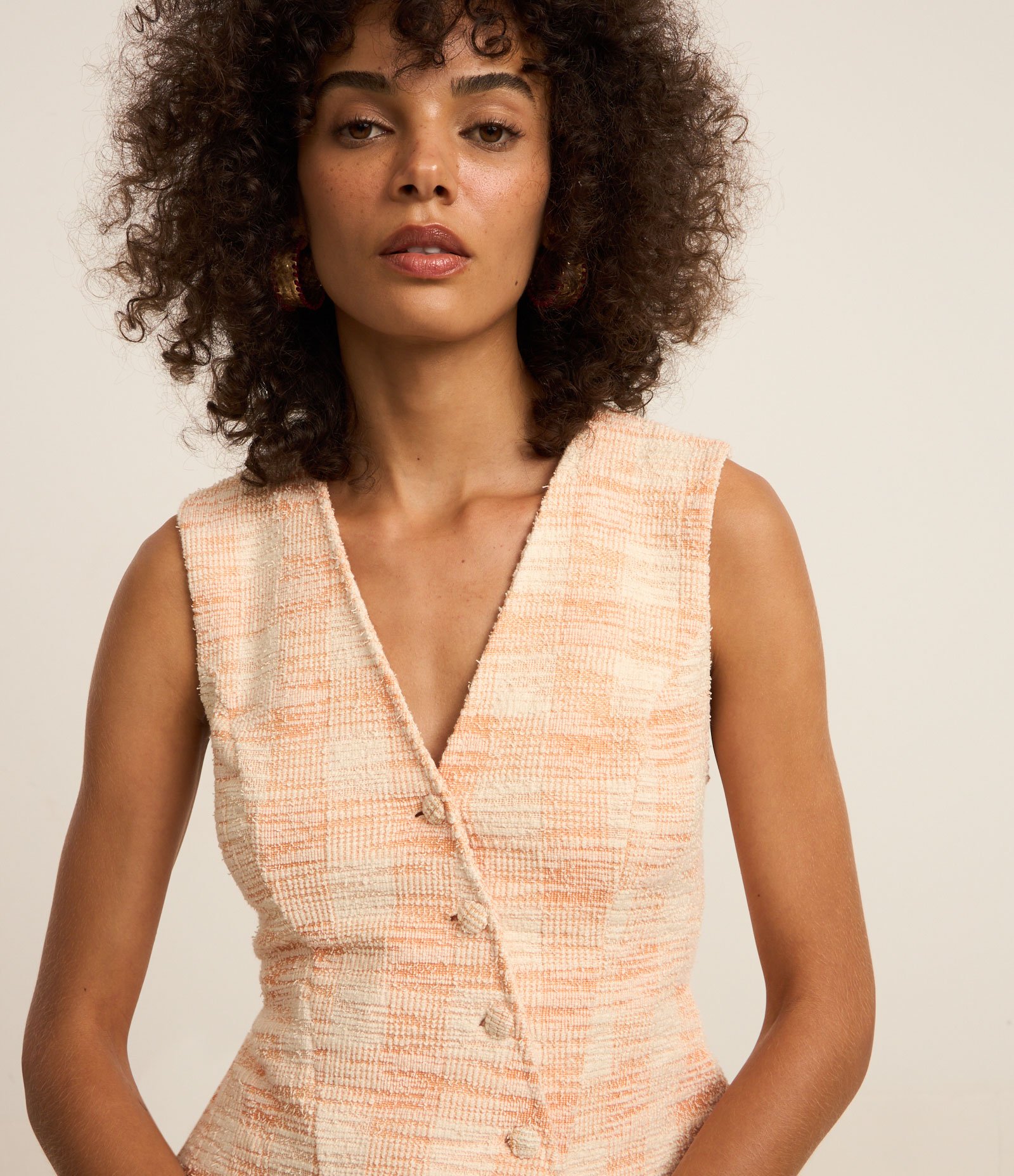 Colete em Tweed Xadrez com Botões Forrados e Barra V Salmão 3