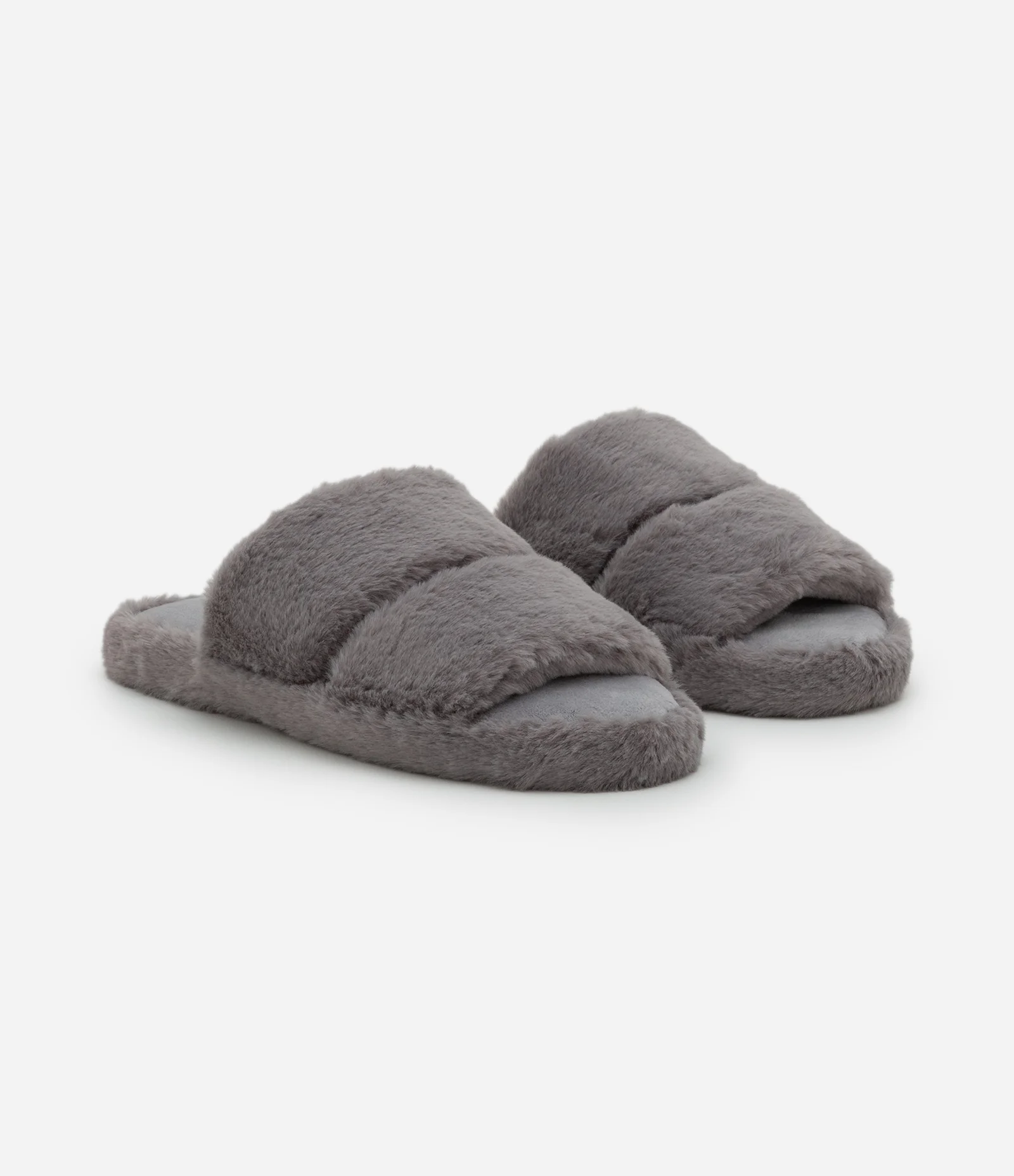 Pantufa Chinelo Peluciada com Tiras Amplas Cinza 2