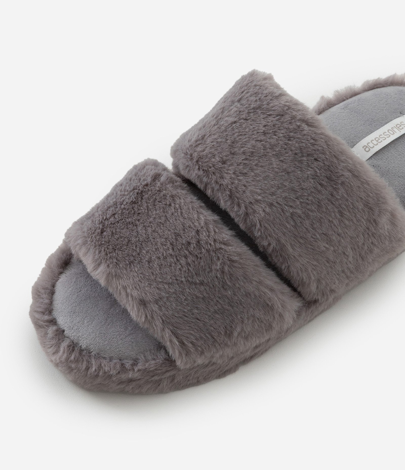 Pantufa Chinelo Peluciada com Tiras Amplas Cinza 5