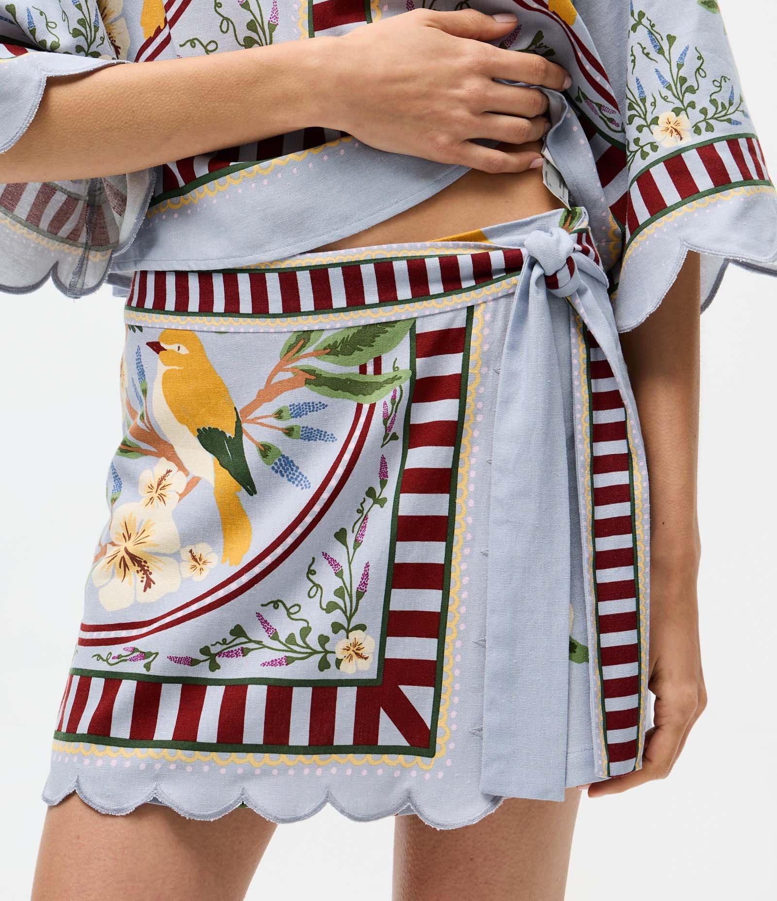 Short Saia Viscolinho Estampa Pássaros com Amarração Azul 4