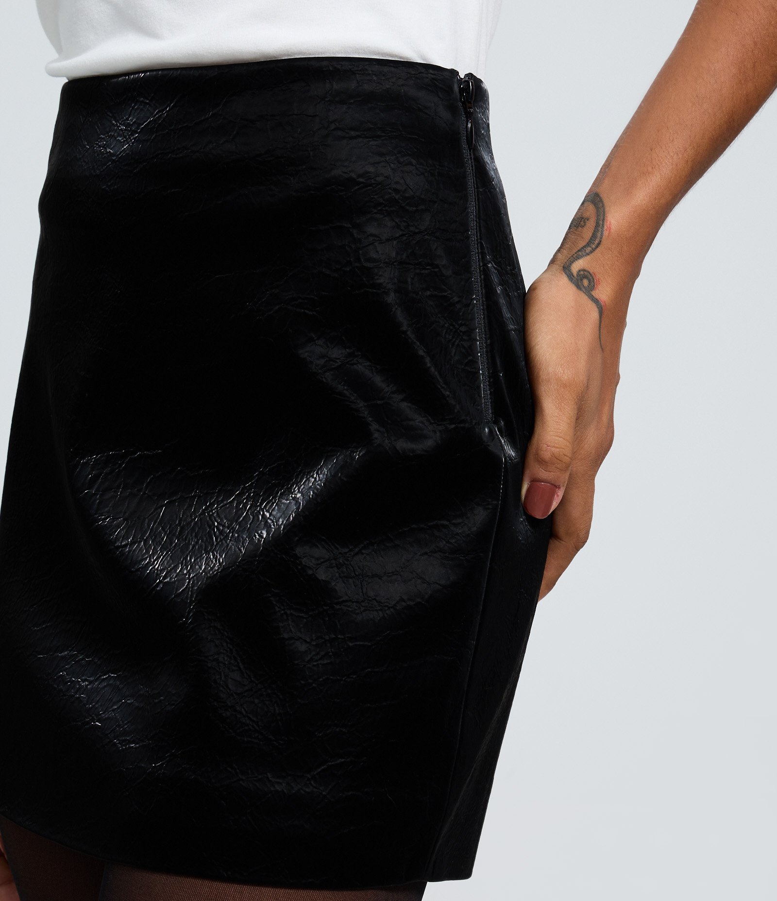 Minissaia Reta em PU Preto 3