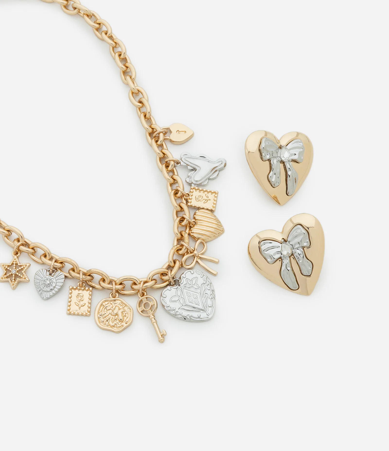 Conjunto de Colar com Pingentes Variados Bicolor e Brinco Coração com Laço Dourado 1