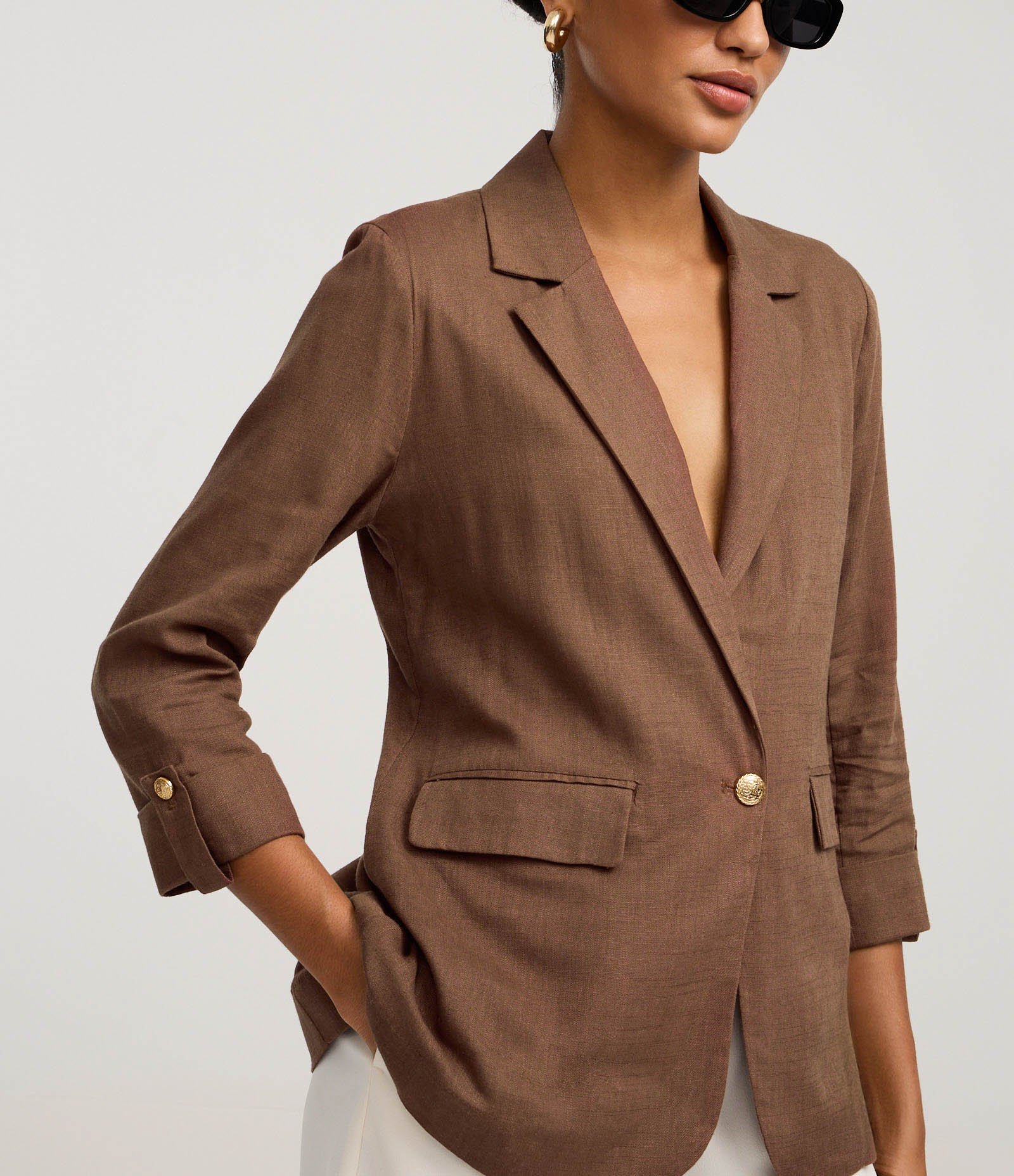 Blazer Alongado em Viscolinho com Botões Metalizados Marrom 4