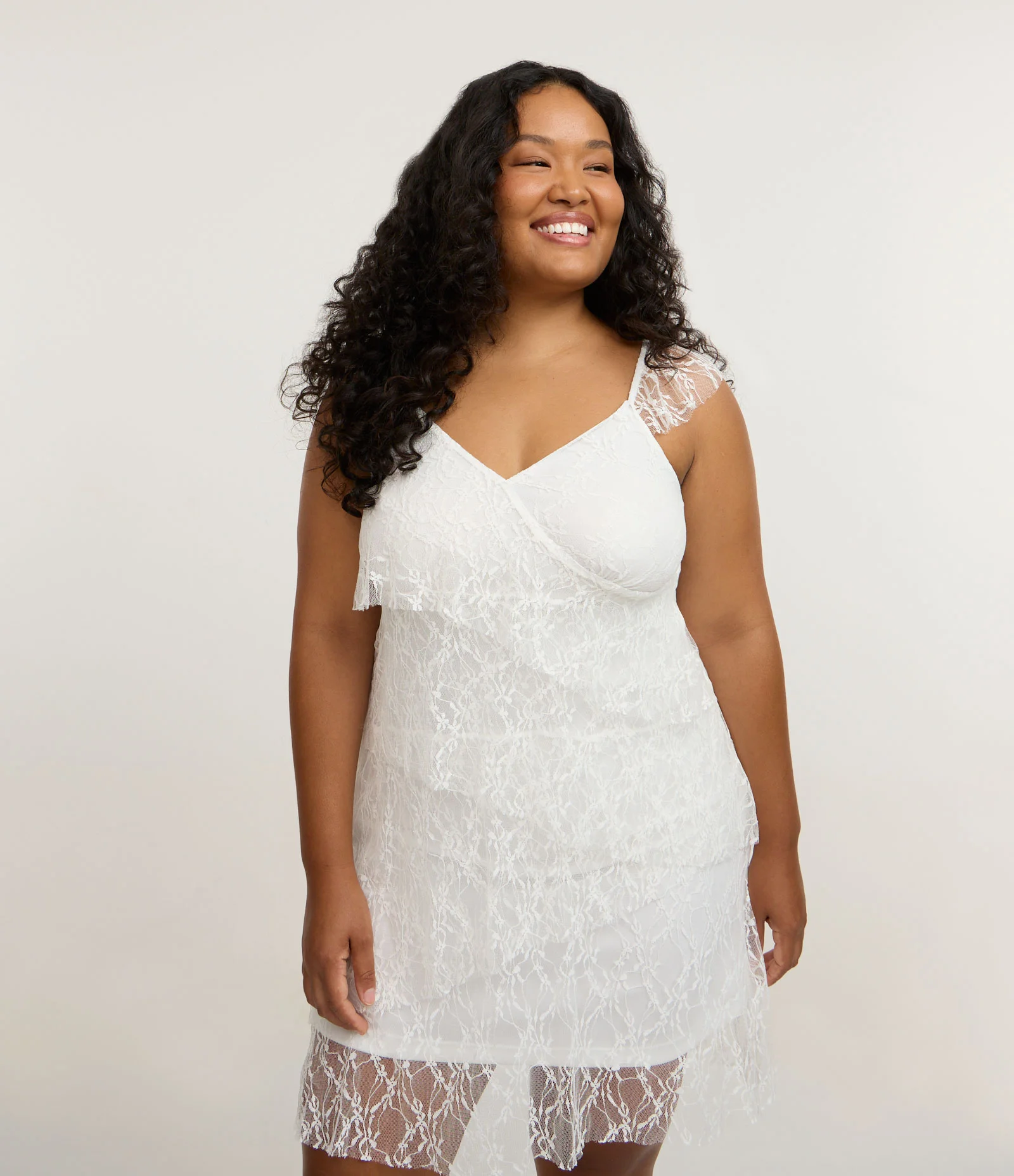 Vestido Curto em Renda com Babados Curve & Plus Size Branco 1