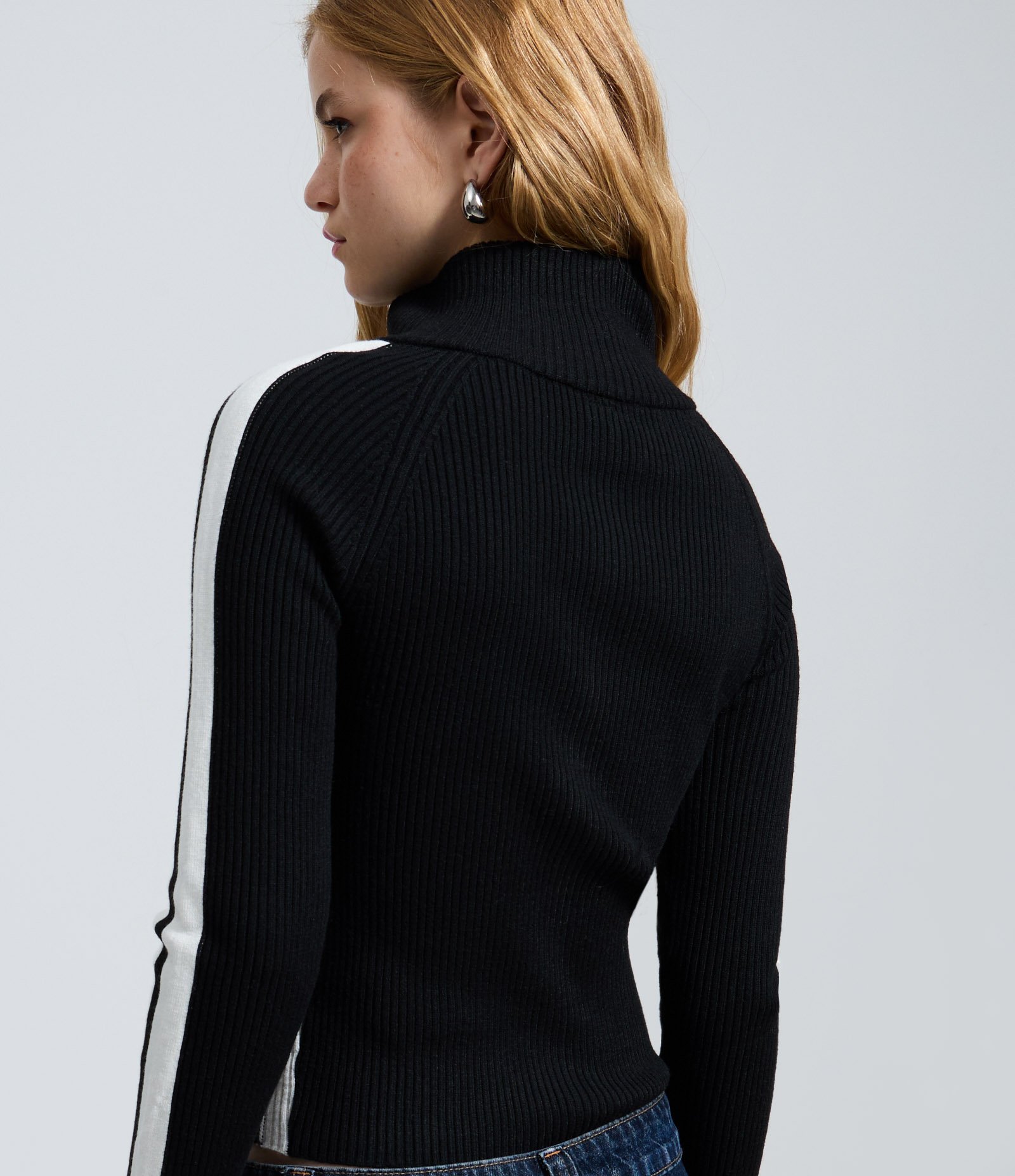 Blusa em Tricô com Zíper e Listras Contrastantes nas Mangas Preto 4