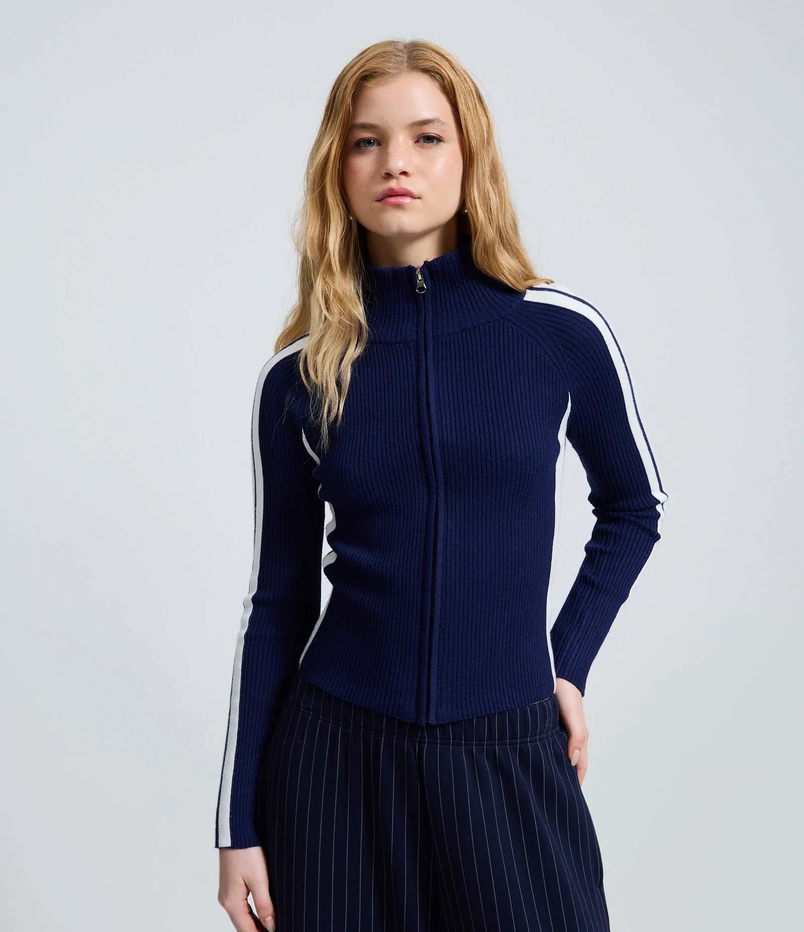 Blusa em Tricô com Zíper e Listras Contrastantes nas Mangas Azul 1