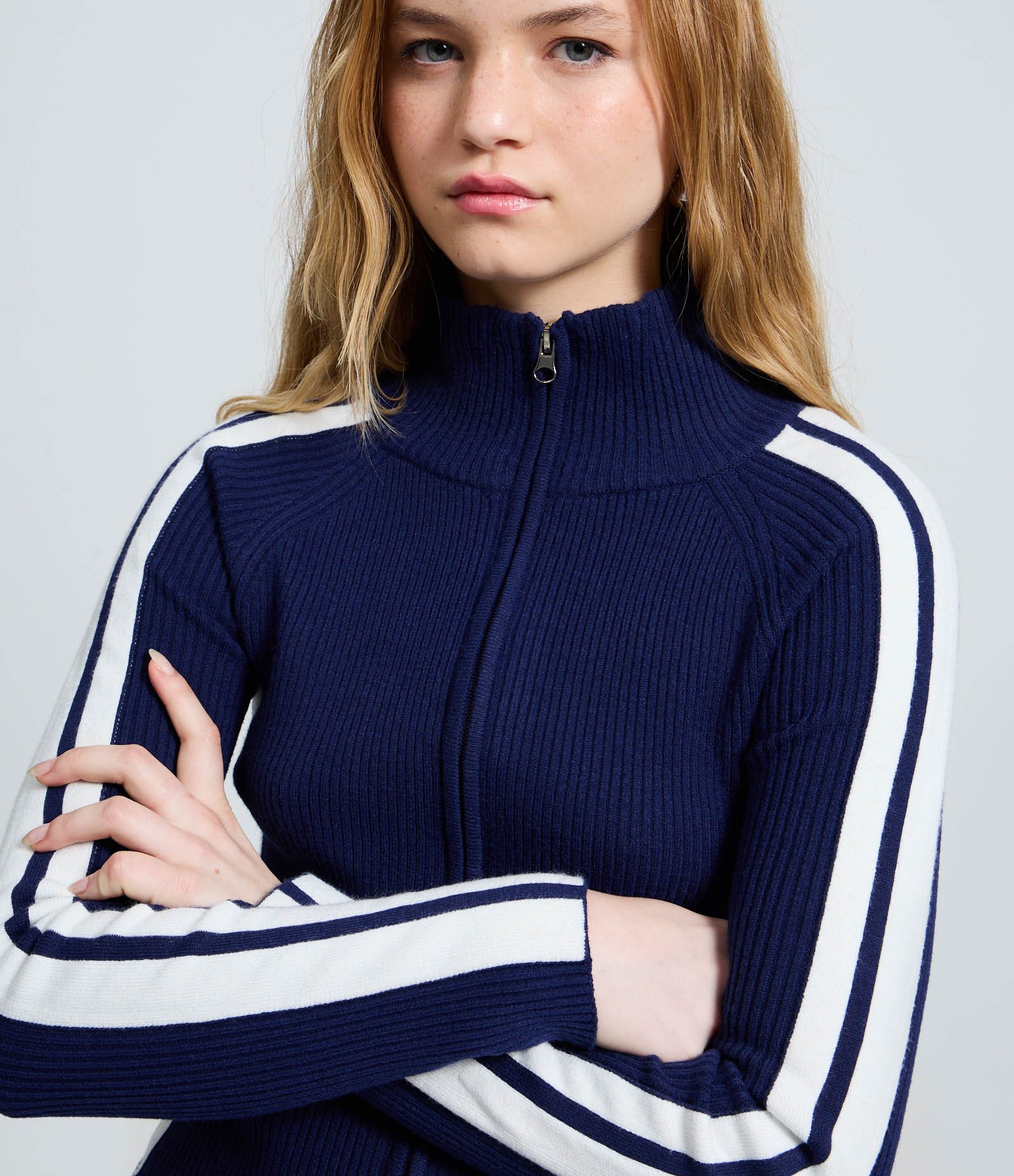 Blusa em Tricô com Zíper e Listras Contrastantes nas Mangas Azul 3