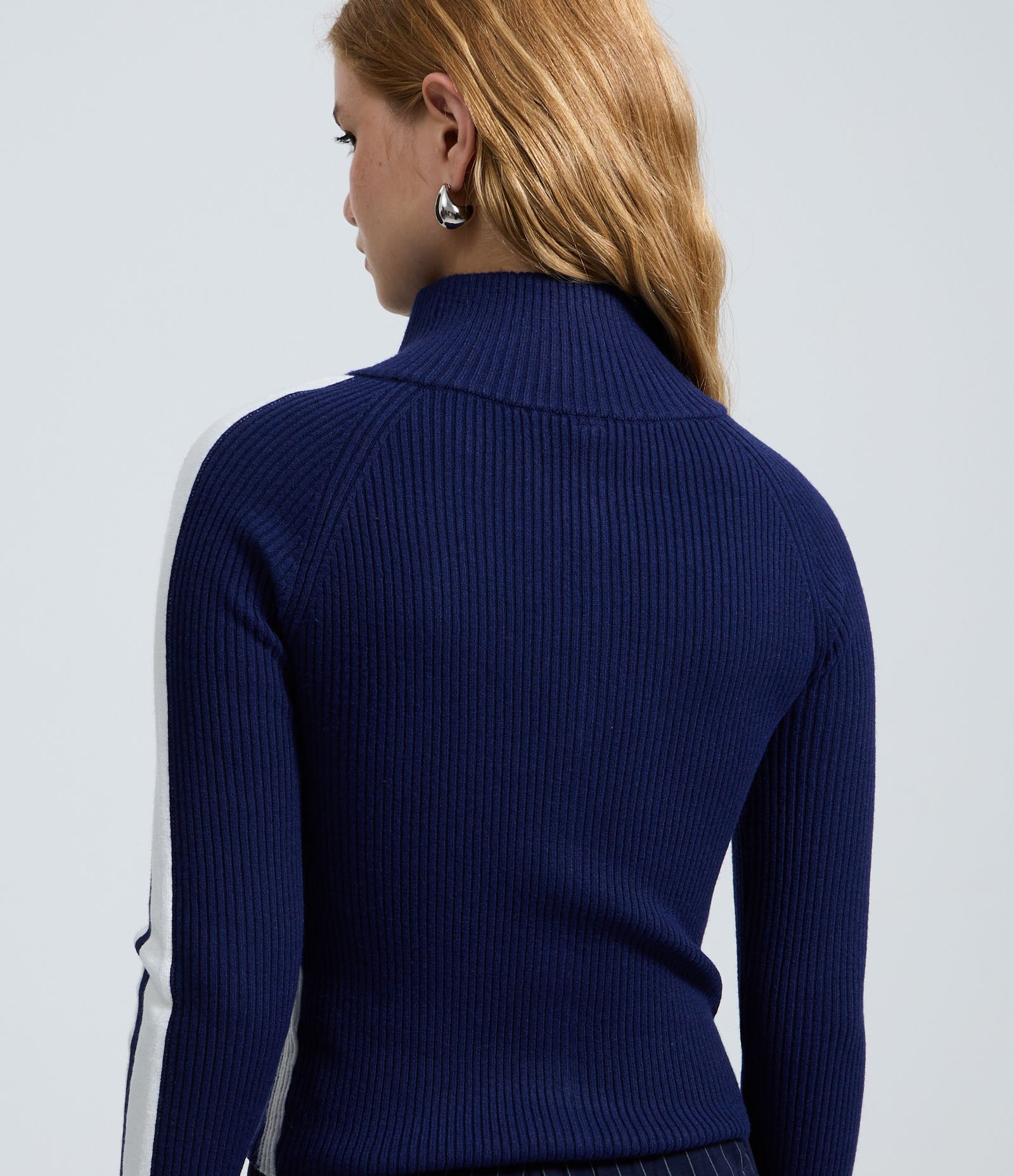 Blusa em Tricô com Zíper e Listras Contrastantes nas Mangas Azul 4