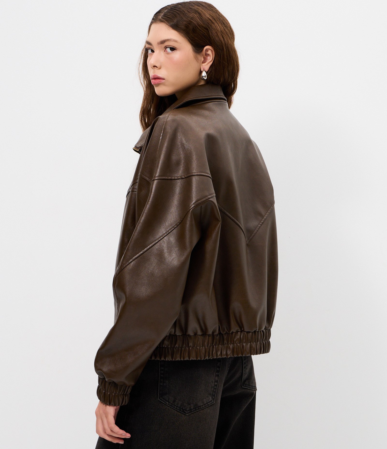 Jaqueta Bomber em PU com Bolsos e Recortes Marrom 3