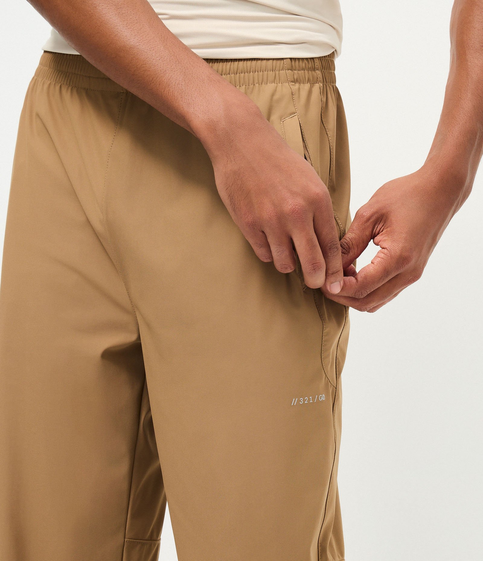 Calça Esportiva em Poliamida Lisa Marrom 3