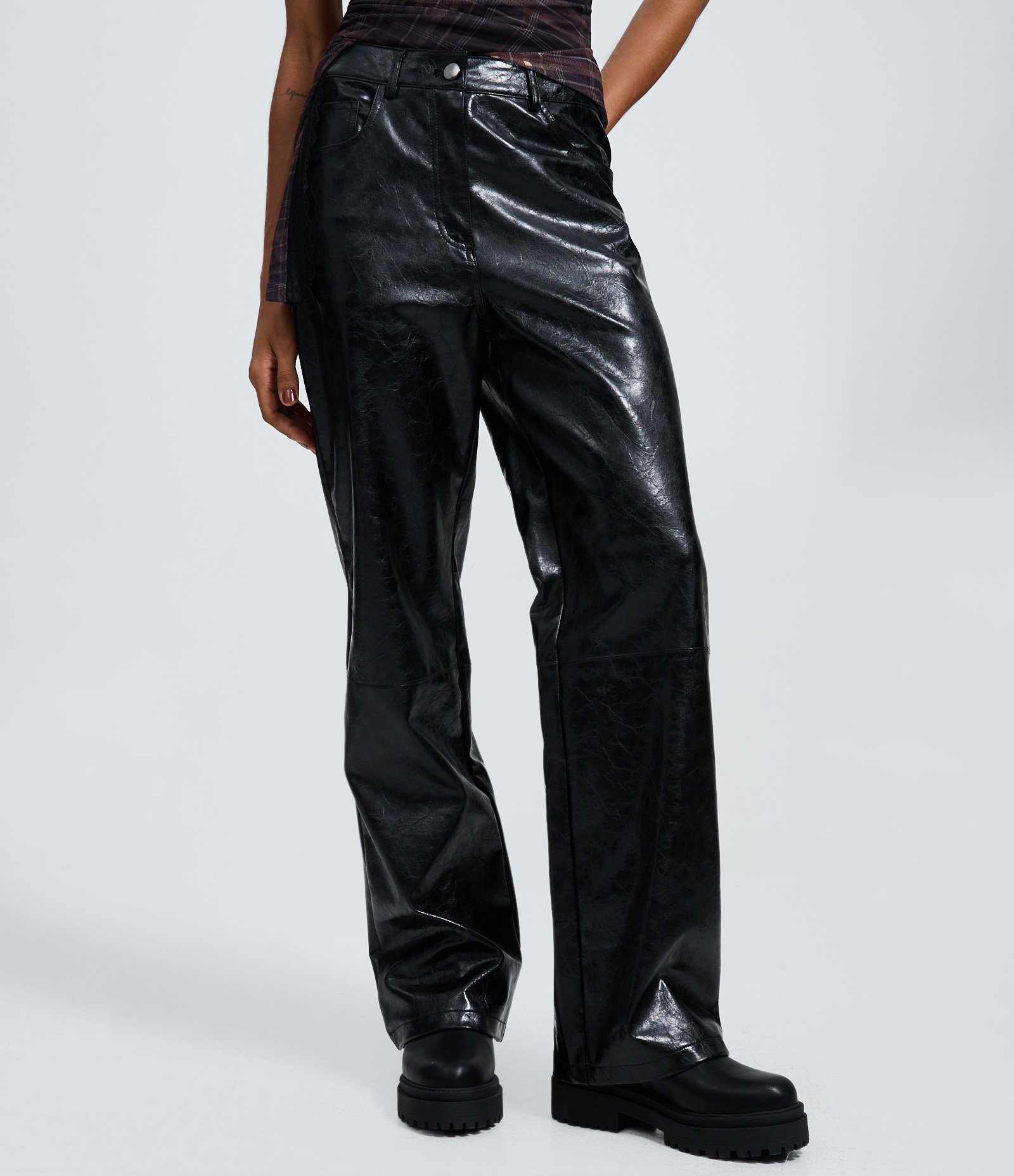 Calça Reta em PU Texturizada Preto 2