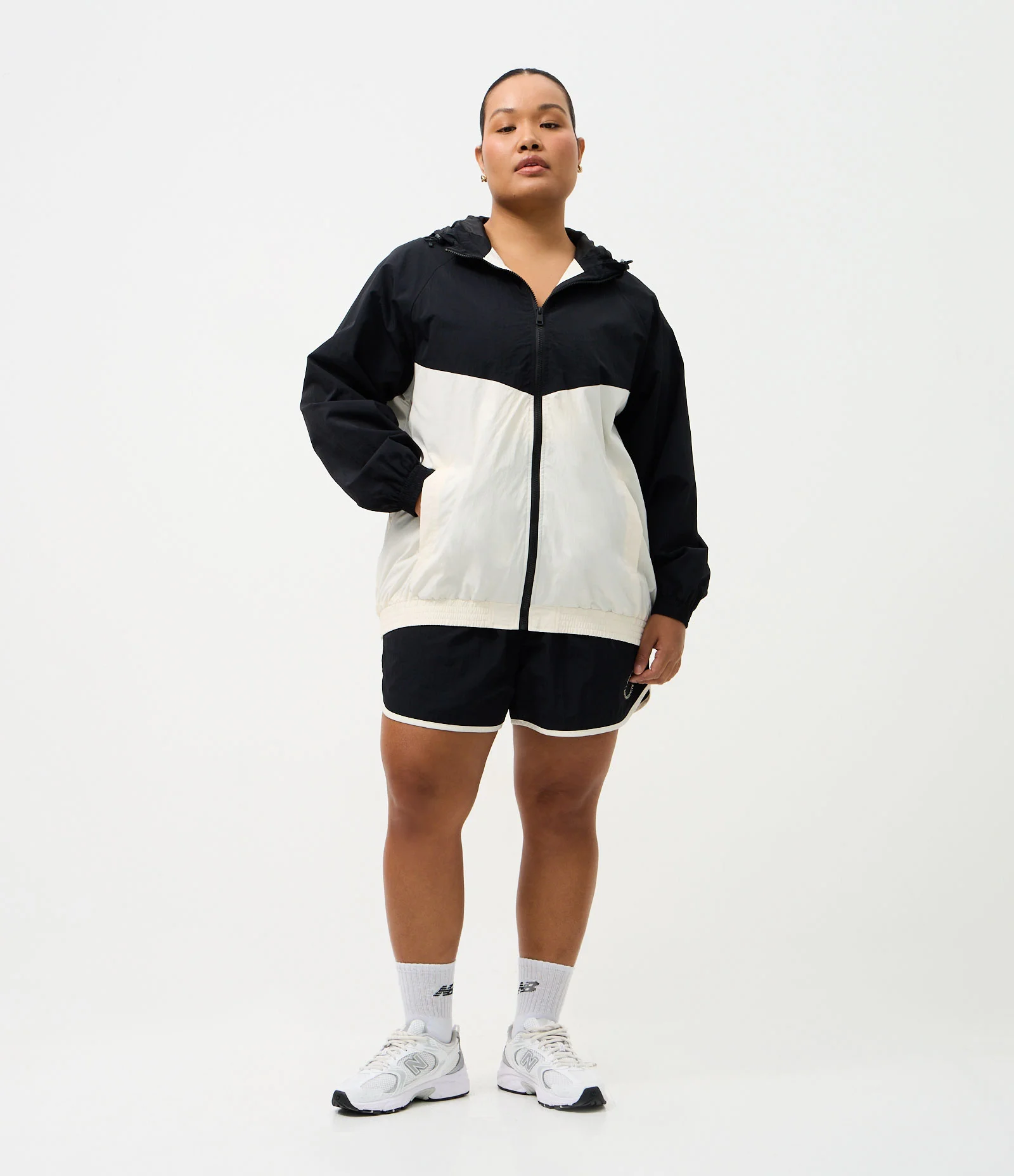 Jaqueta Corta Vento Esportiva Bicolor Curve & Plus Size Preto 2
