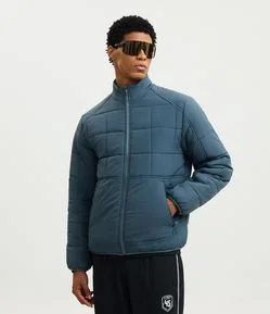 Jaqueta Acolchoada Esportiva com Textura Quadriculada e Zíper Frontal