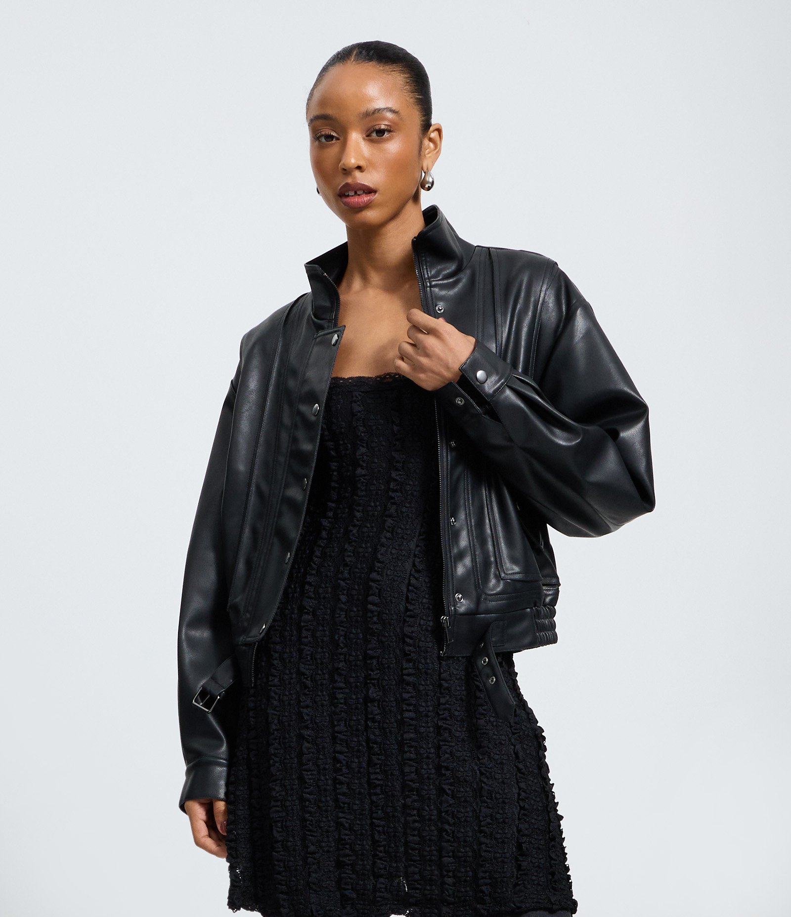 Jaqueta Bomber em PU com Ombro Deslocado Preto 1