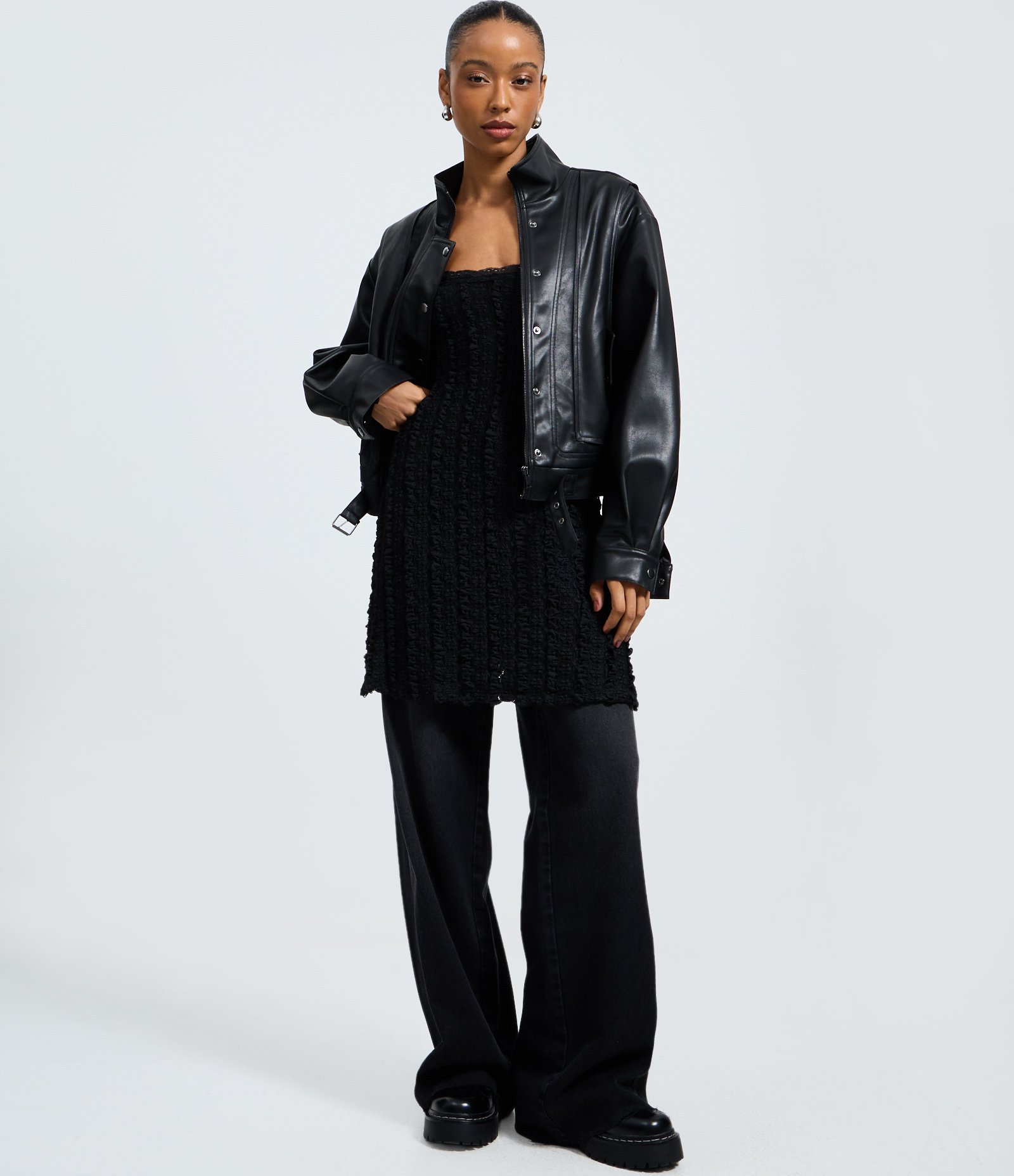 Jaqueta Bomber em PU com Ombro Deslocado Preto 2