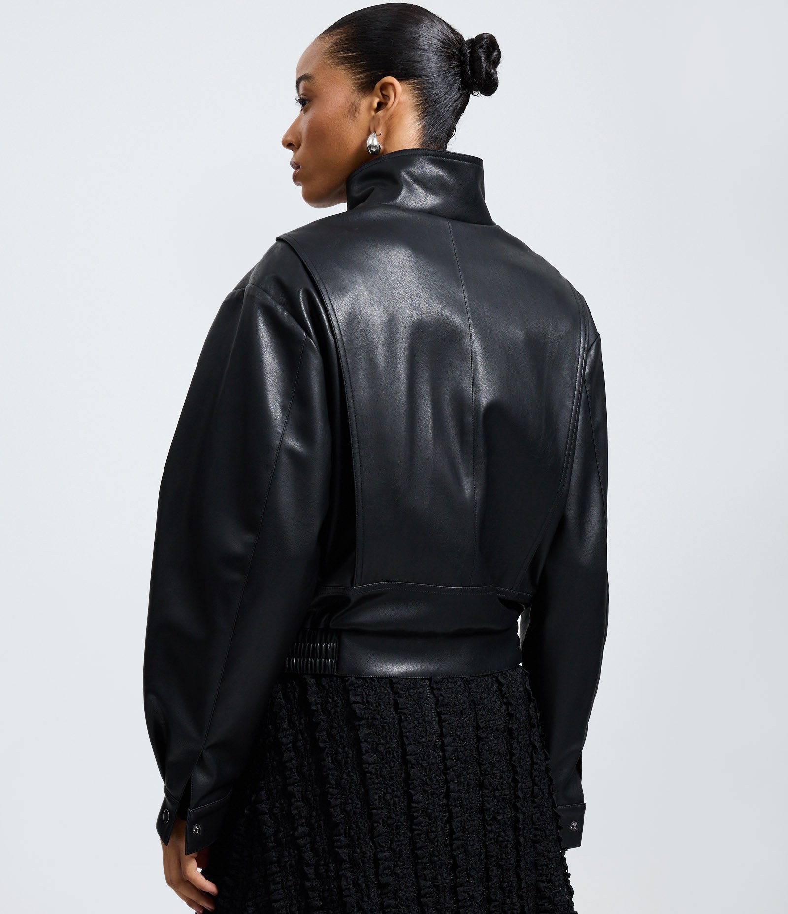 Jaqueta Bomber em PU com Ombro Deslocado Preto 4