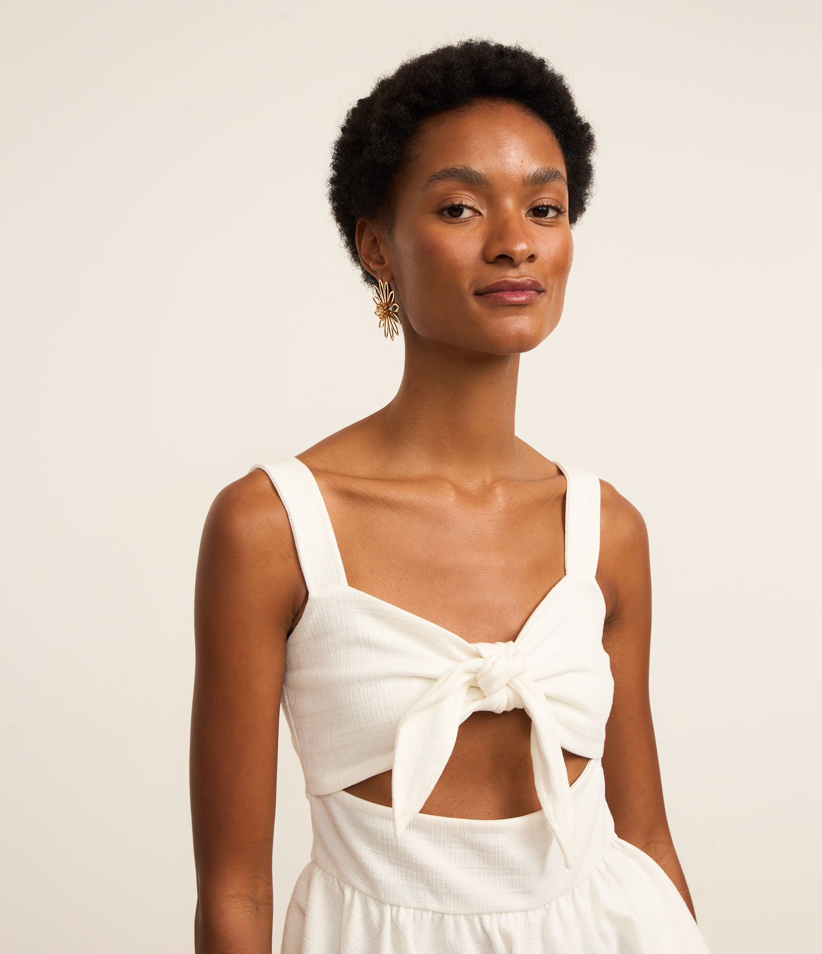 Blusa com Amarração no Decote e Recorte Branco 2