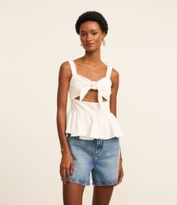 Blusa com Amarração no Decote e Recorte