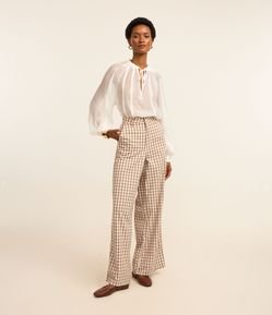 Calça Wide Leg em Sarja com Estampa Xadrez e Botão Forrado