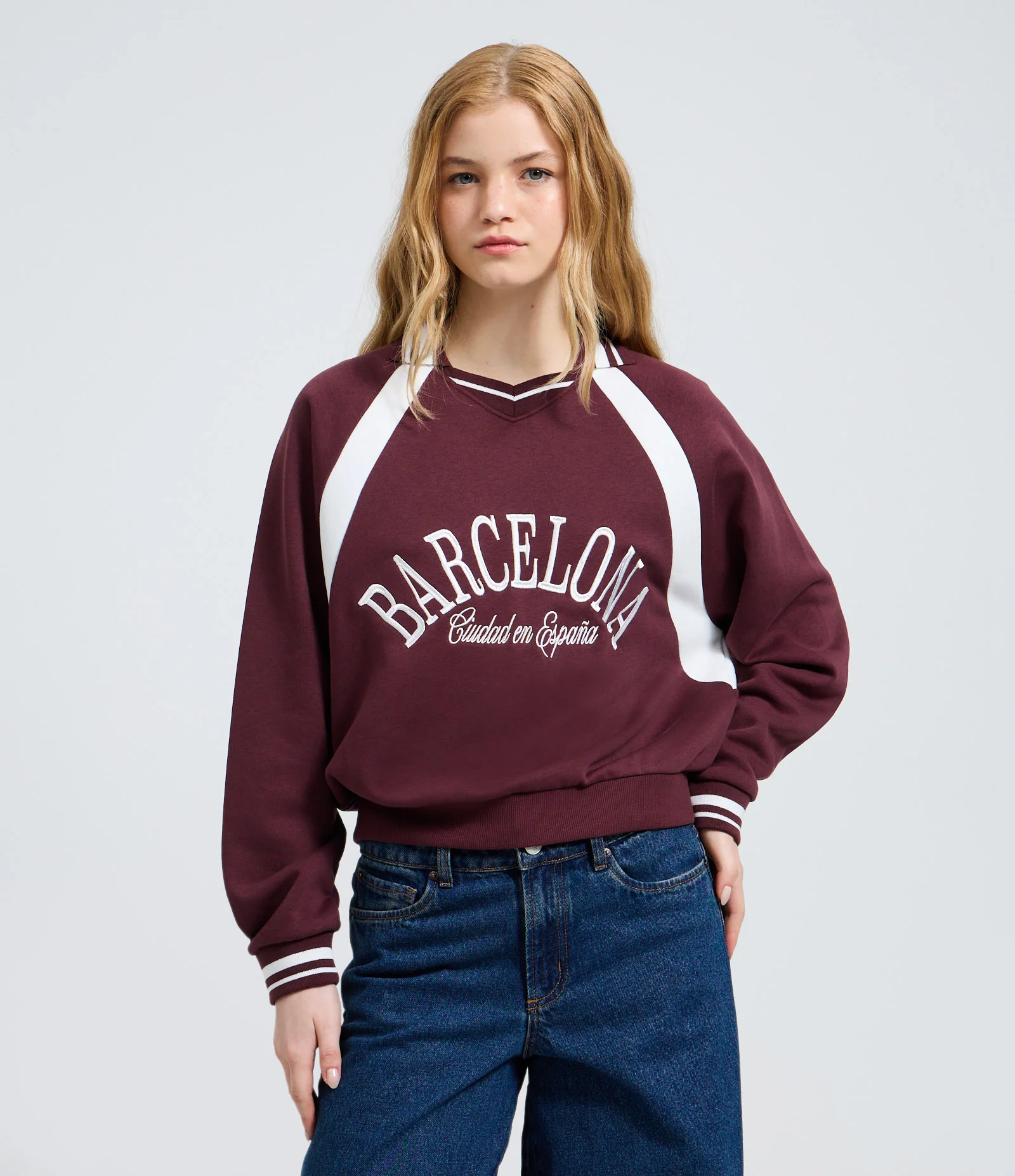 Moletom College Barcelona com Gola e Punhos Contrastante Bordô 1