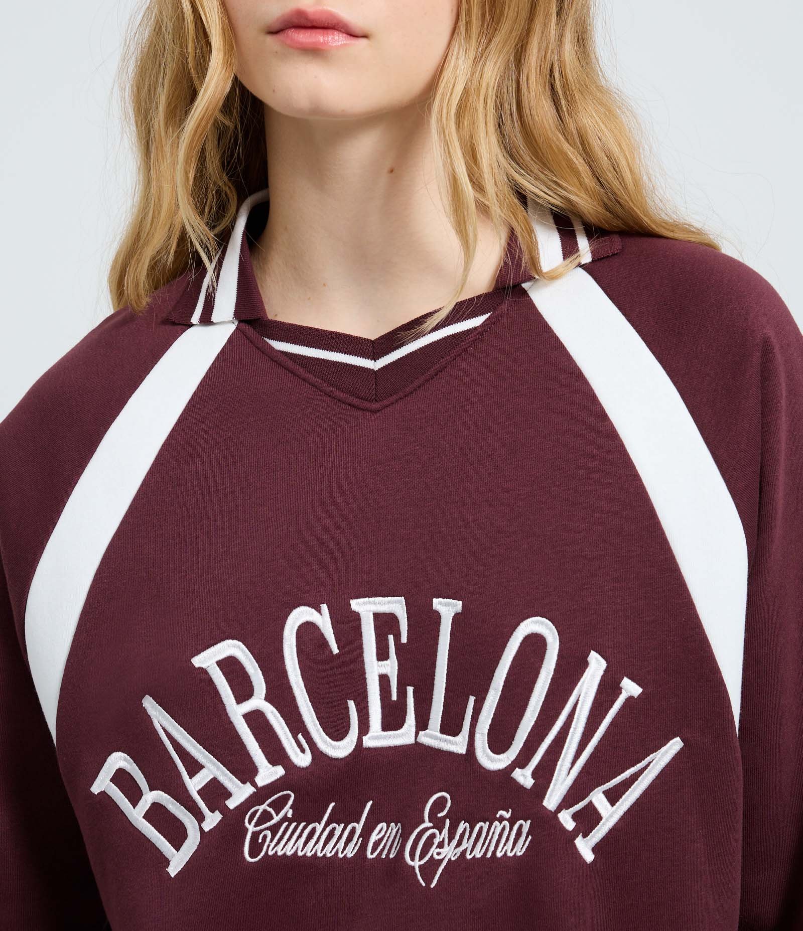 Moletom College Barcelona com Gola e Punhos Contrastante Bordô 3