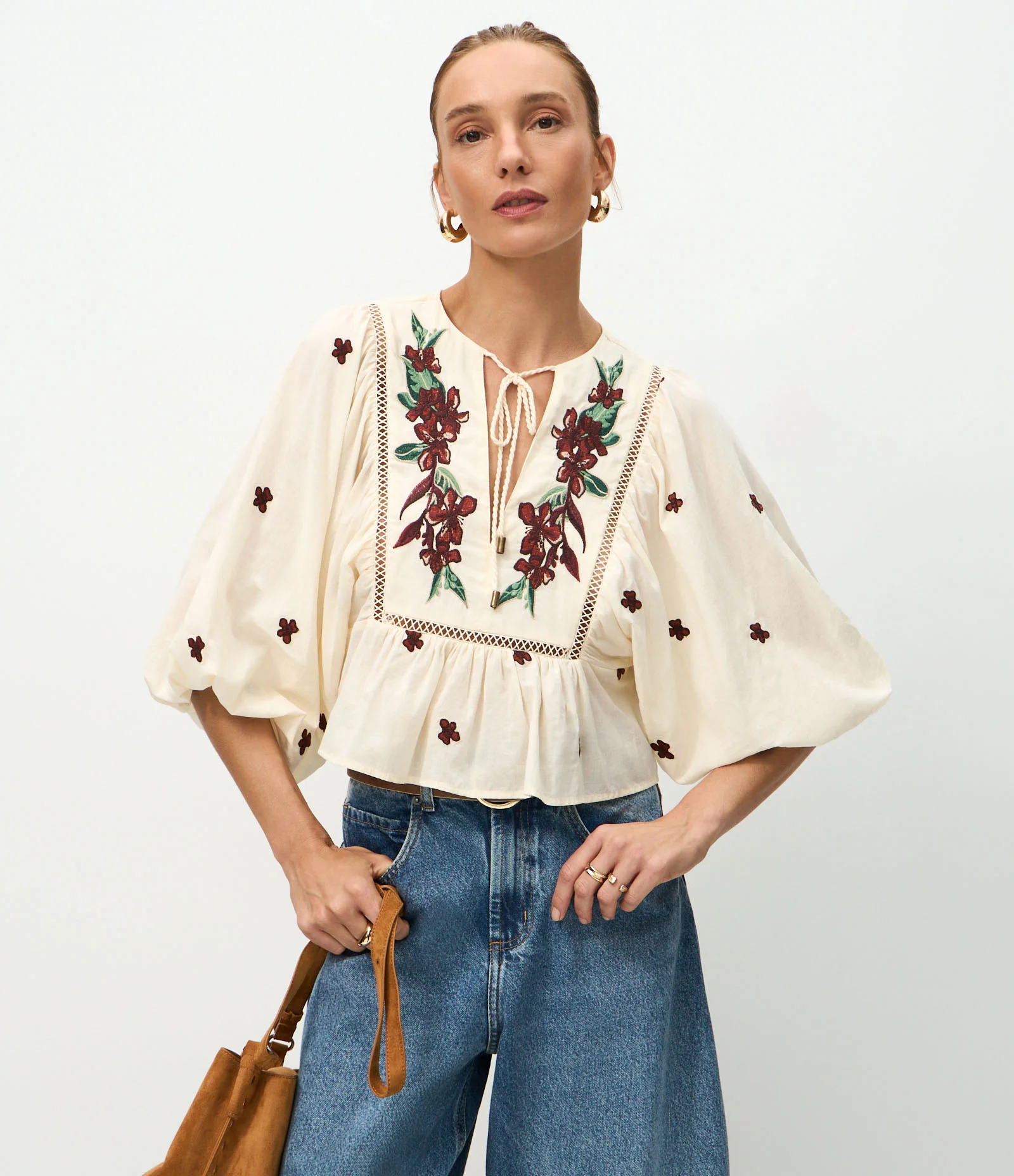 Blusa em Algodão com Bordado Floral e Amarração no Decote Bege 1