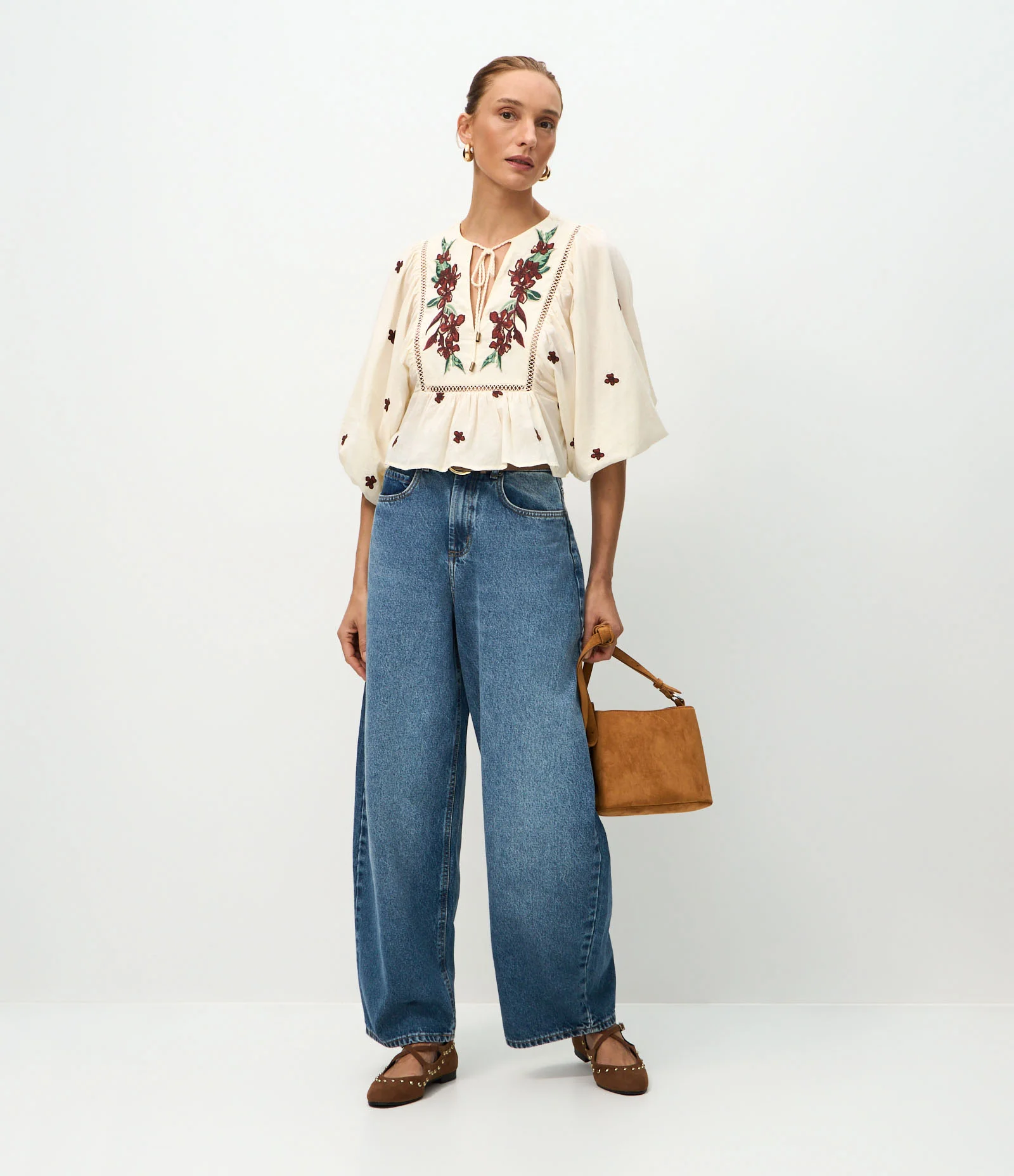 Blusa em Algodão com Bordado Floral e Amarração no Decote Bege 2