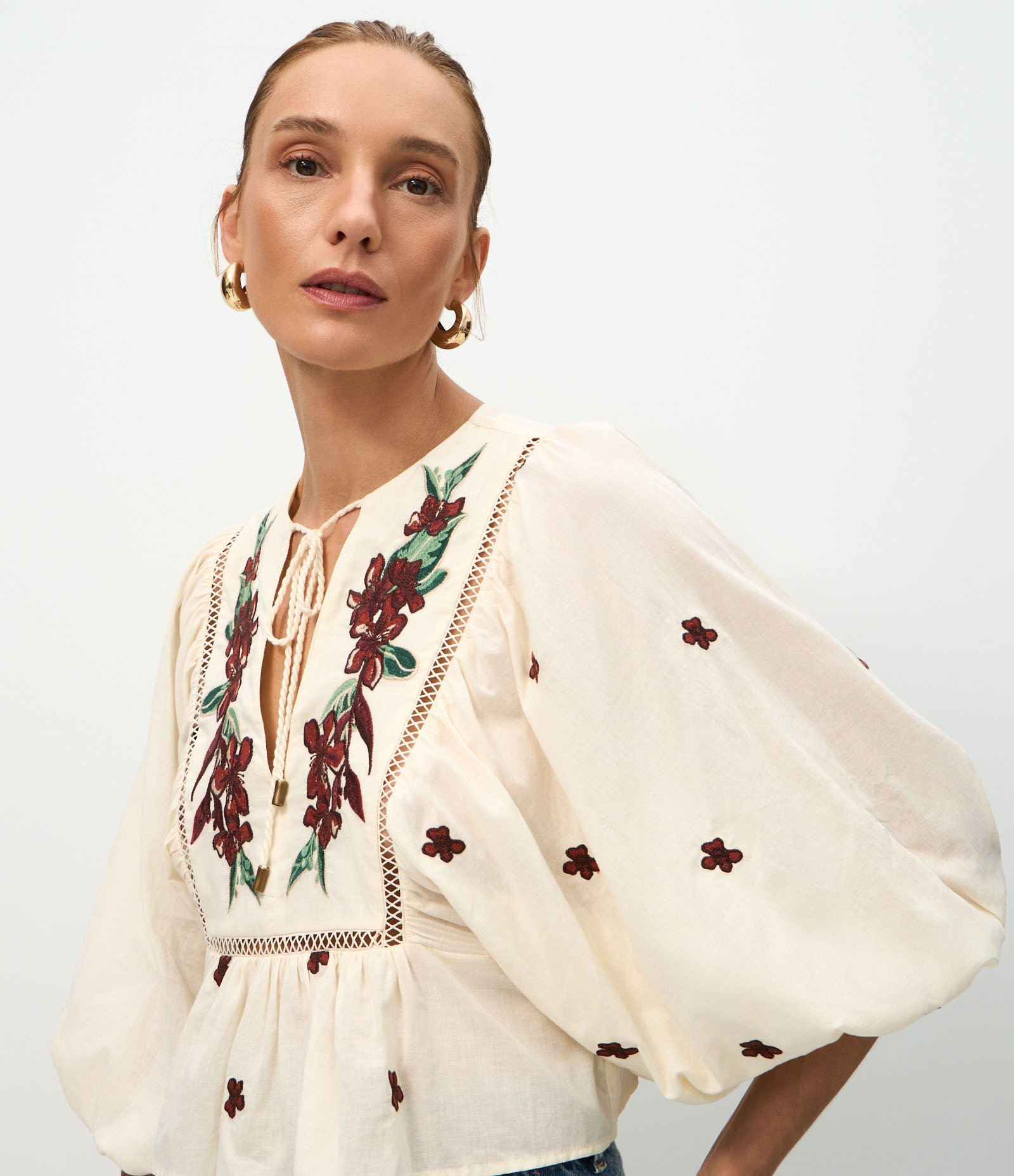 Blusa em Algodão com Bordado Floral e Amarração no Decote Bege 3