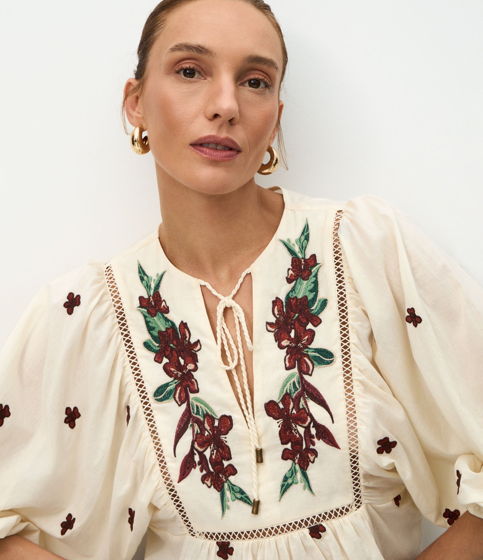 Blusa em Algodão com Bordado Floral e Amarração no Decote Bege 4