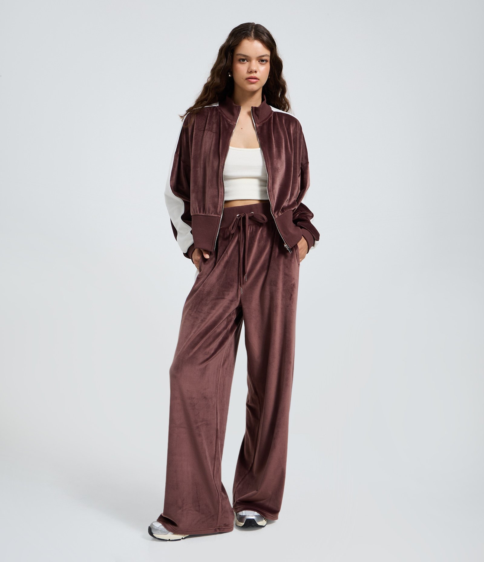 Calça Wide Leg em com Amarração no Cós e Listra Lateral Marrom 1