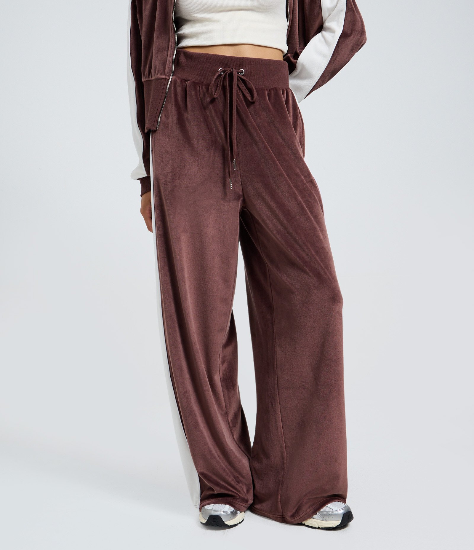 Calça Wide Leg em com Amarração no Cós e Listra Lateral Marrom 2