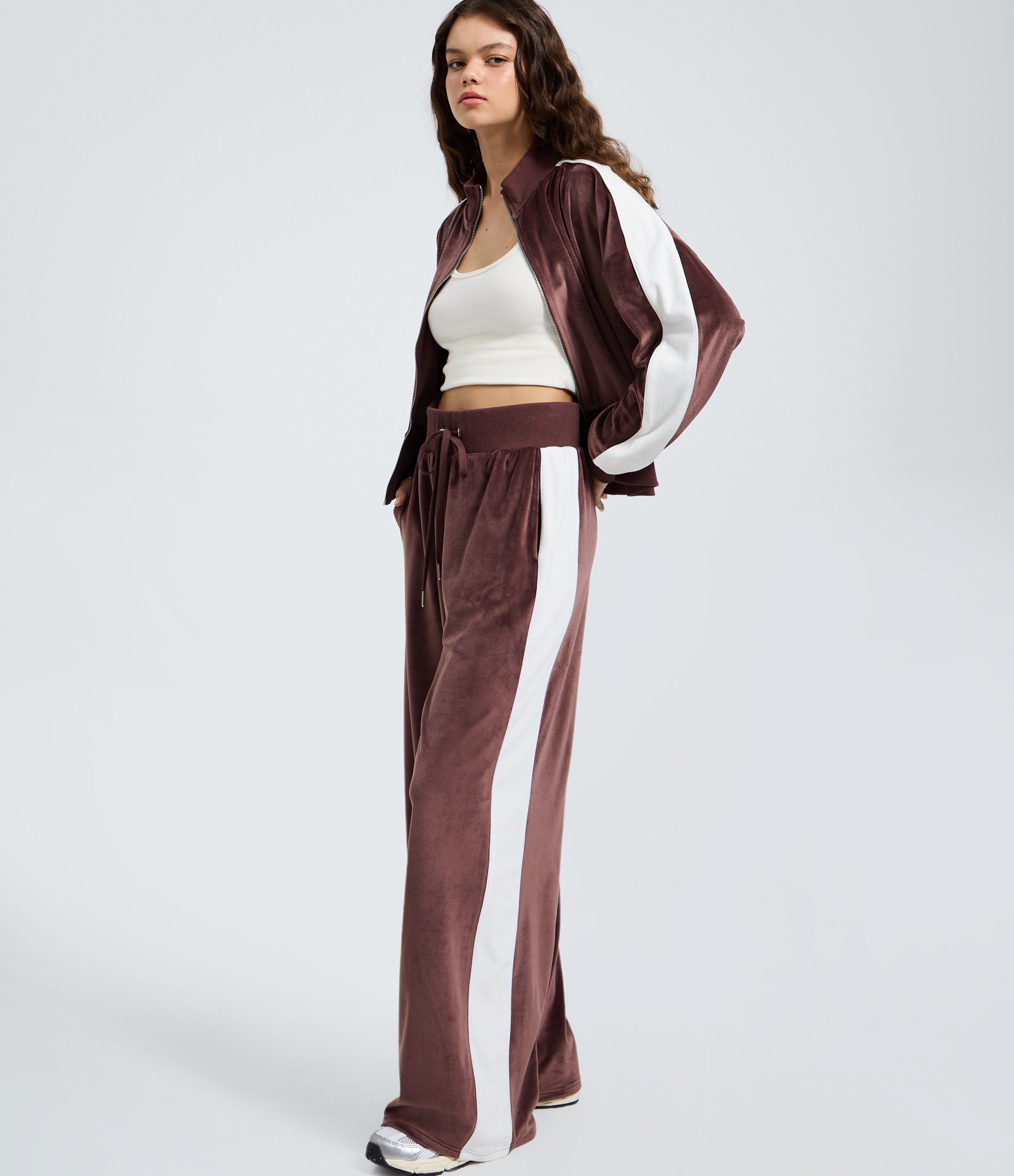 Calça Wide Leg em com Amarração no Cós e Listra Lateral Marrom 4