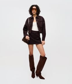 Short Saia em Suede com Bolsos e Botão Forrado