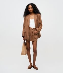 Short Alfaiatado em Viscolinho com Detalhe Diagonal e Botões