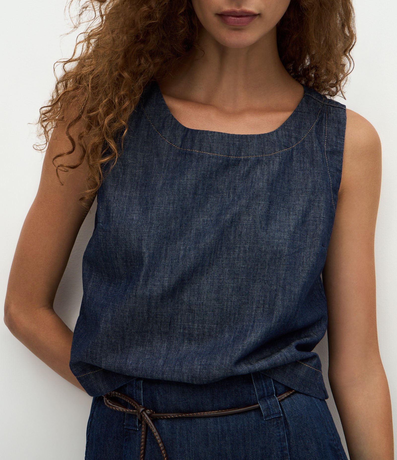 Blusa em Jeans com Costura Aparente e Gola Redonda Escuro 3