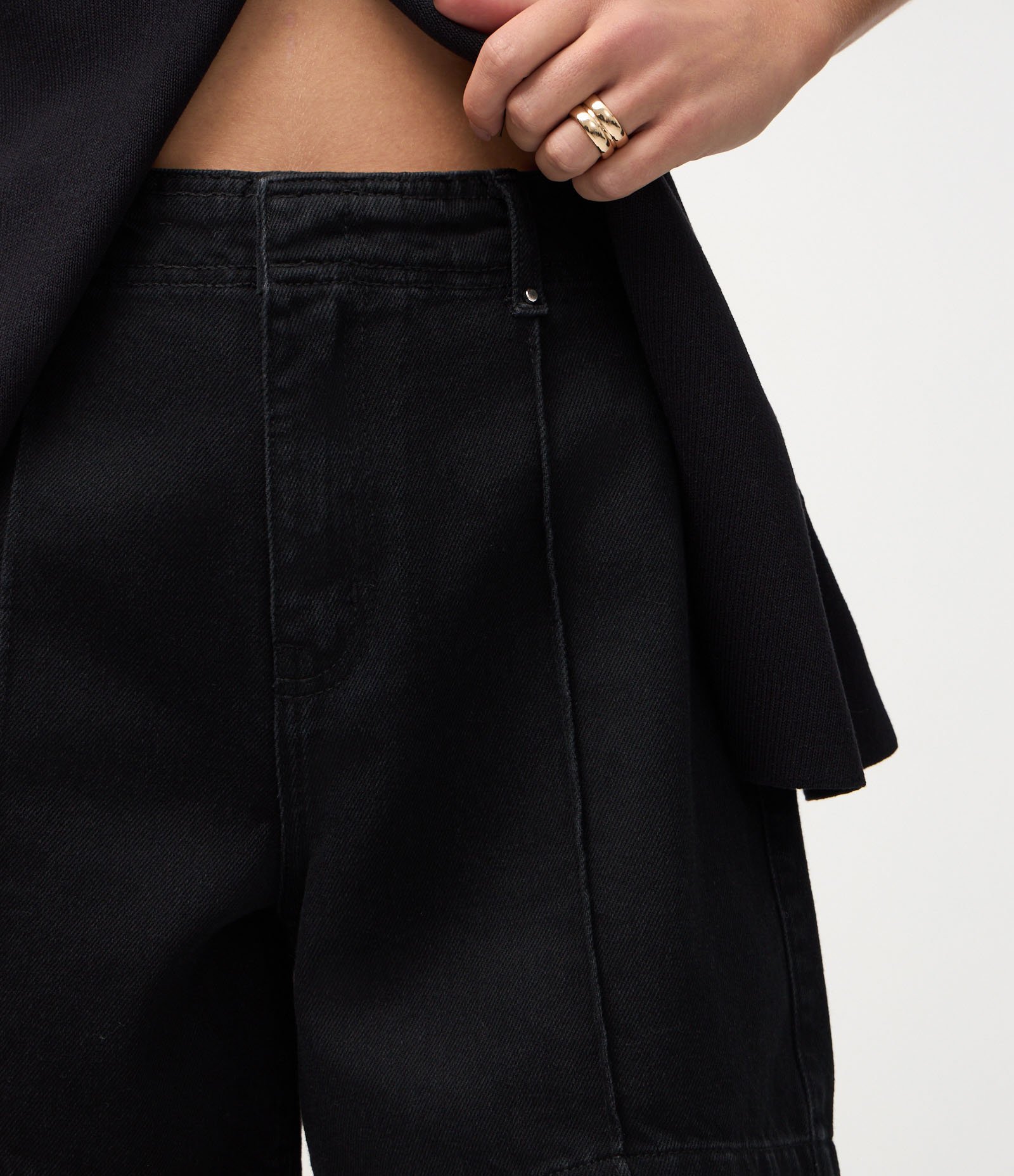 Bermuda Midi em Jeans com  Cintura Média Preto 4