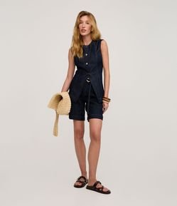 Bermuda Cintura Média em Jeans com Fivela DIferenciada