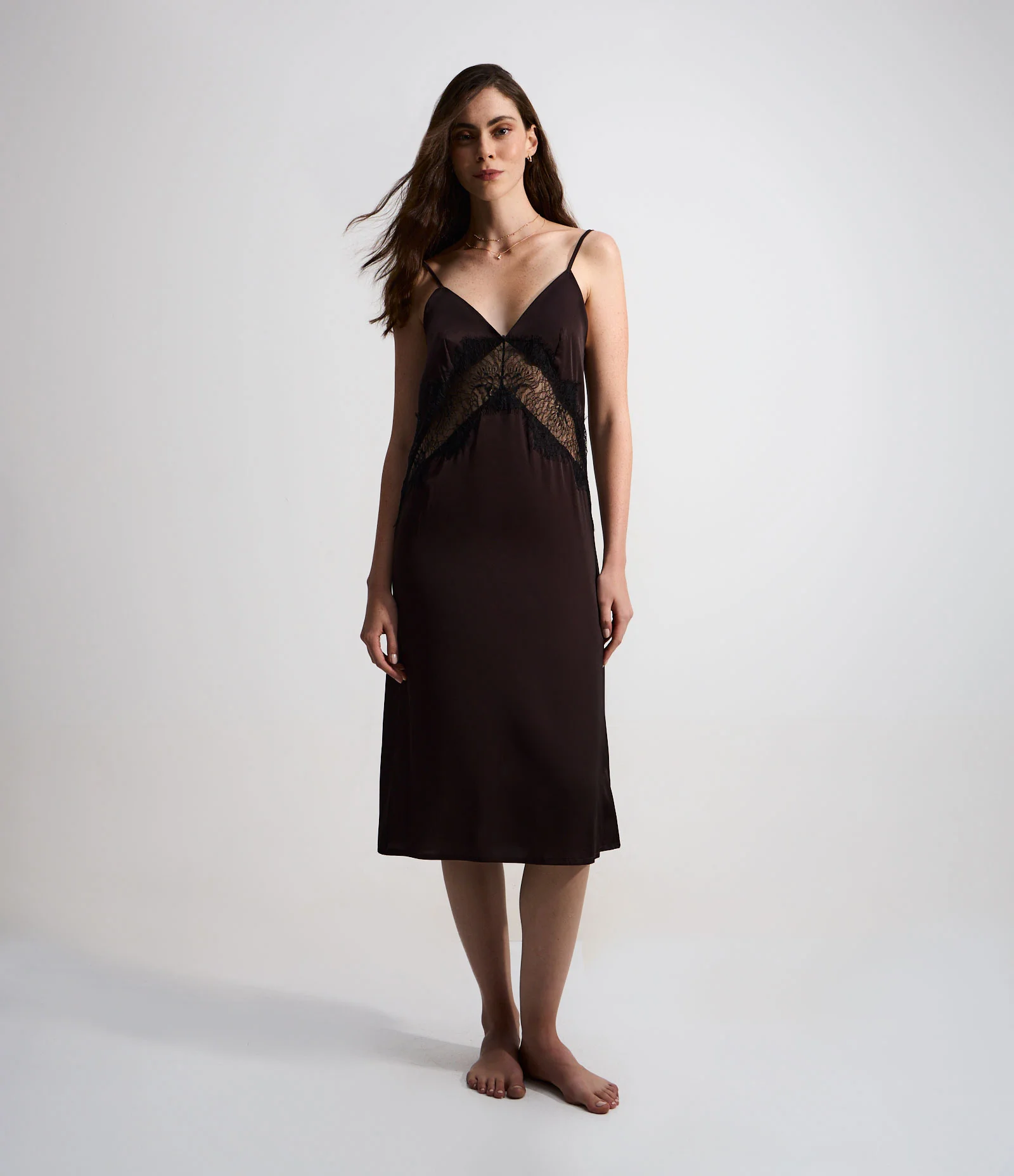 Camisola Acetinada com Renda Vazada Marrom 2