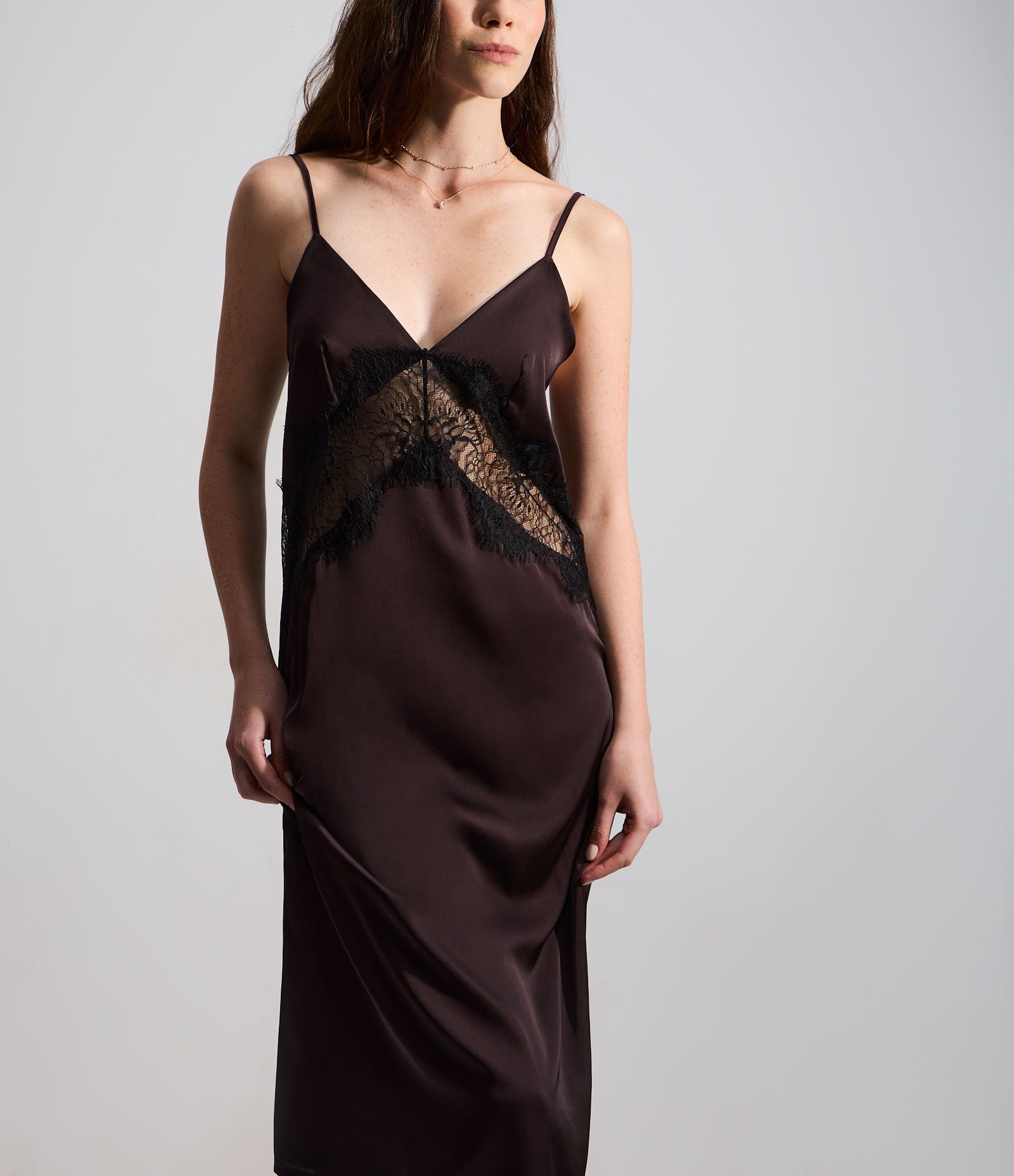 Camisola Acetinada com Renda Vazada Marrom 3