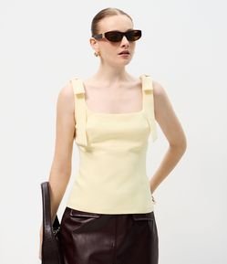Blusa Alfaiatada em Crepe com Laço na Alça