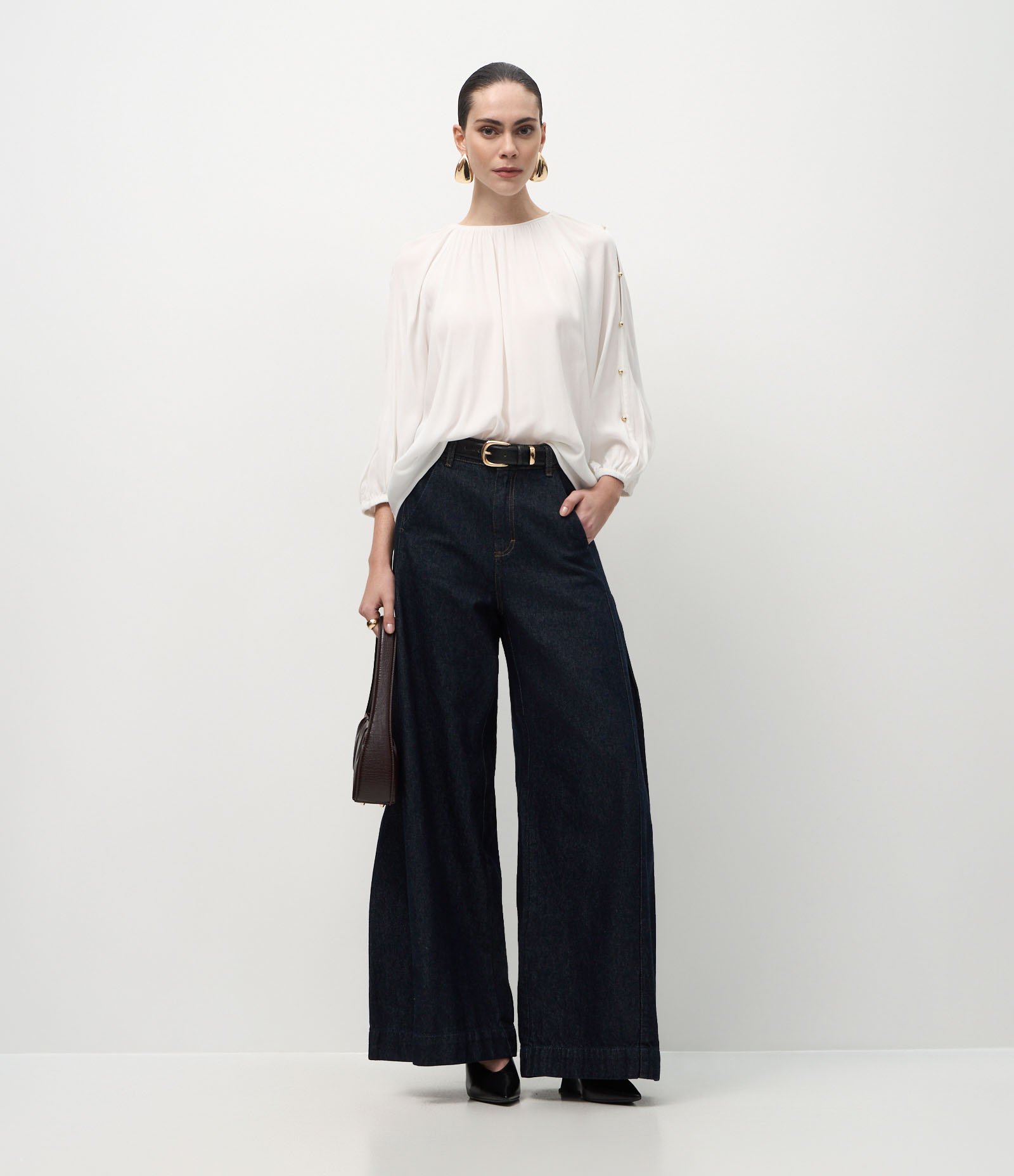 Blusa em Viscose com Botões Delicados nas Mangas Branco 2